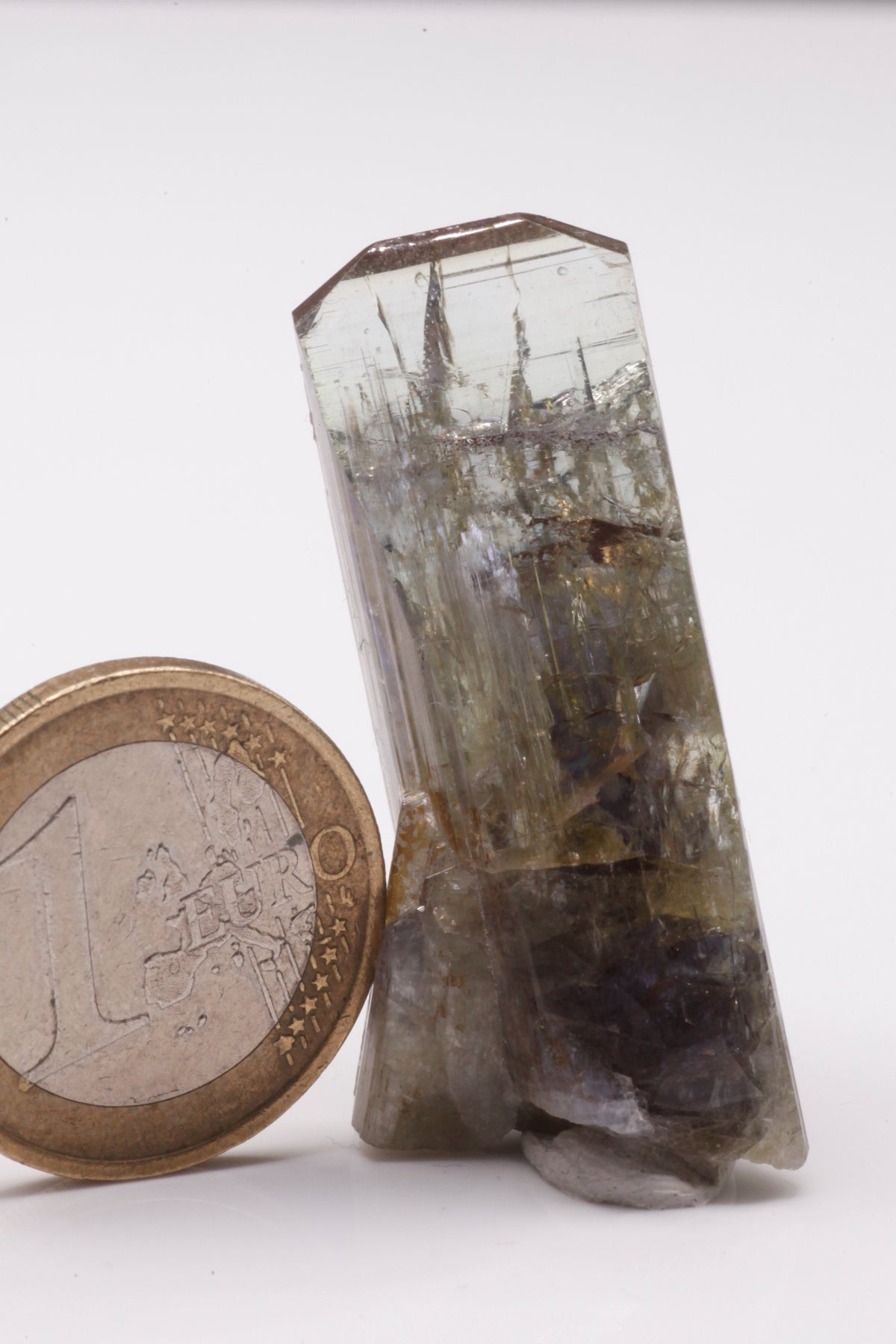 Tanzanite - Mine Mineral Market : A228 Wir erhielten ein Tansanitlot aus Altbeständen eines sightholders der seit 2015 geschlossenen Tanzanite One mining Gesellschaft. Hier ein größerer gelber Kristall in der klassischen Form, der beim Trichroismus jedoch nicht einbüßt! Er zeigt ausgezeichneten Glanz.