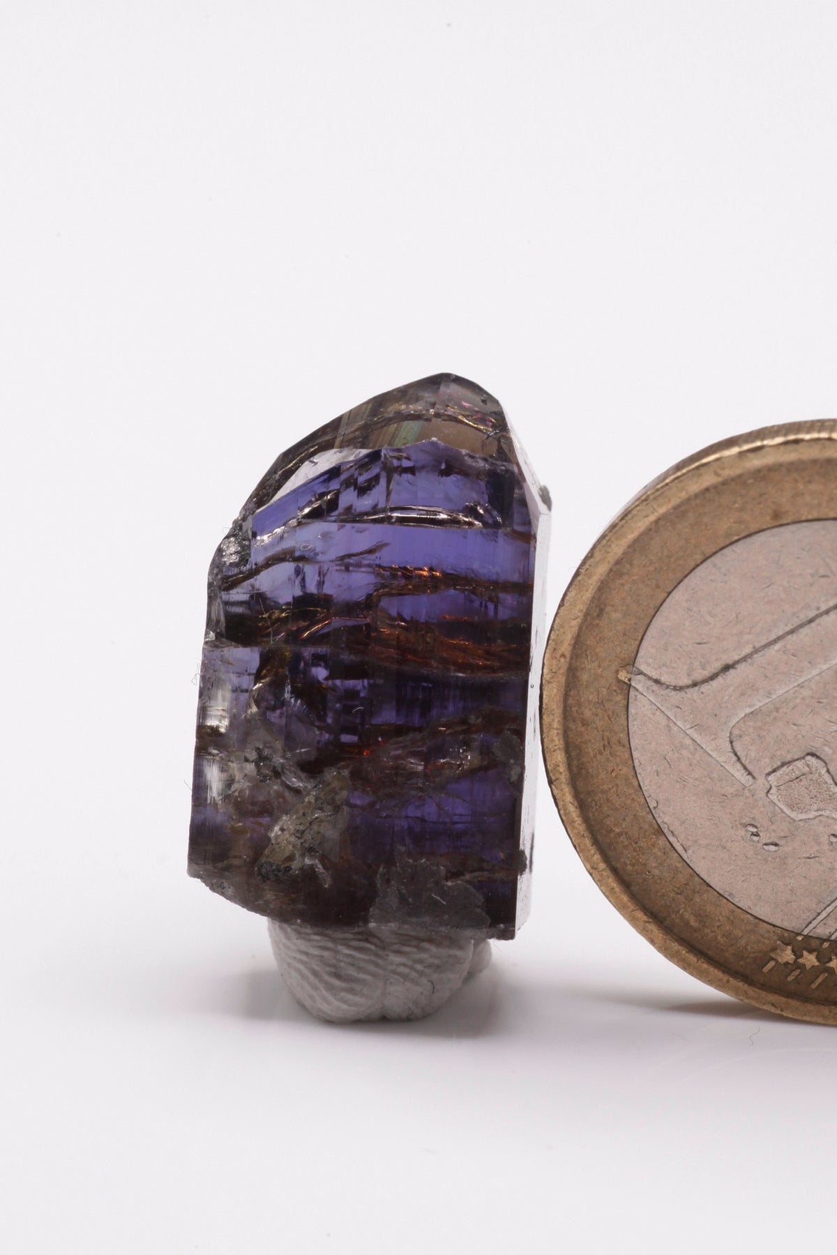 Tanzanite - Mine Mineral Market : A230 Wir erhielten ein Tansanitlot aus Altbeständen eines sightholders der seit 2015 geschlossenen Tanzanite One mining Gesellschaft. Daraus ein kleiner aber feiner unbeschädigter Kristall mit hervorragendem Glanz, ebensolchem Pleochroismus und einem sehr gutem Farbspiel. Die Endflächen sind hochkomplex und unbeschädigt, in der Spitze befindet sich ein kleiner facettierbarer Part (wobei wir vom Facettieren eines solchen Kristalls dringlichst abraten!)