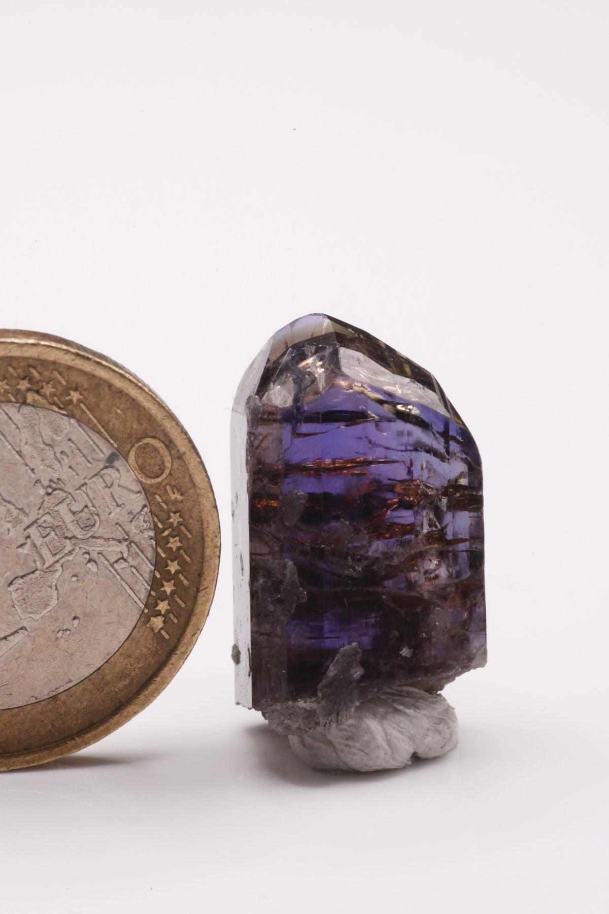 Tanzanite - Mine Mineral Market : A230 Wir erhielten ein Tansanitlot aus Altbeständen eines sightholders der seit 2015 geschlossenen Tanzanite One mining Gesellschaft. Daraus ein kleiner aber feiner unbeschädigter Kristall mit hervorragendem Glanz, ebensolchem Pleochroismus und einem sehr gutem Farbspiel. Die Endflächen sind hochkomplex und unbeschädigt, in der Spitze befindet sich ein kleiner facettierbarer Part (wobei wir vom Facettieren eines solchen Kristalls dringlichst abraten!)