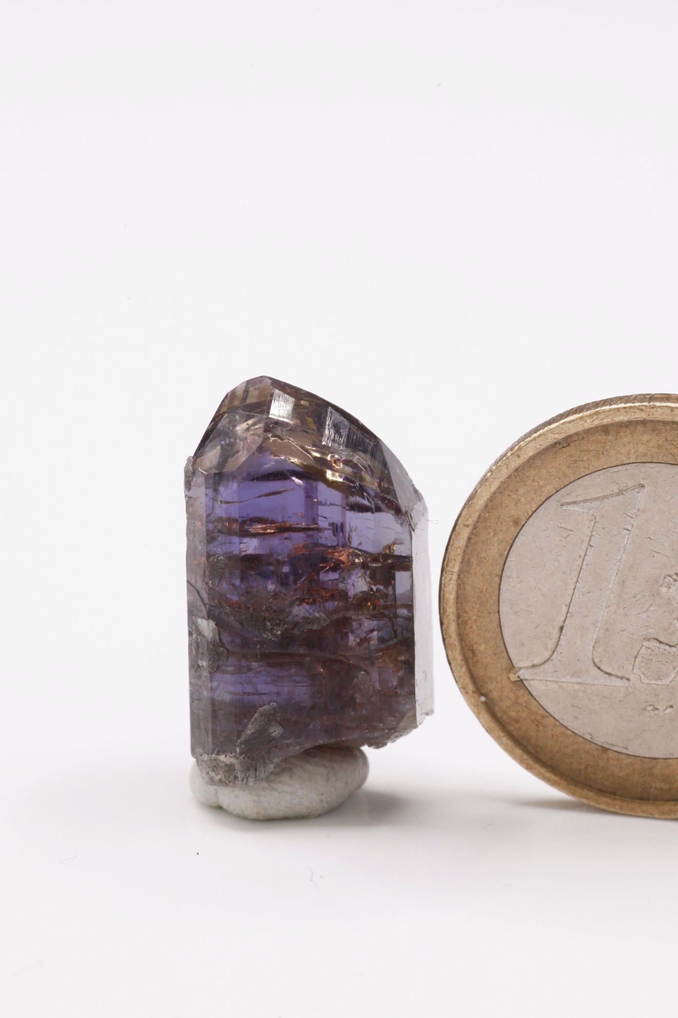 Tanzanite - Mine Mineral Market : A230 Wir erhielten ein Tansanitlot aus Altbeständen eines sightholders der seit 2015 geschlossenen Tanzanite One mining Gesellschaft. Daraus ein kleiner aber feiner unbeschädigter Kristall mit hervorragendem Glanz, ebensolchem Pleochroismus und einem sehr gutem Farbspiel. Die Endflächen sind hochkomplex und unbeschädigt, in der Spitze befindet sich ein kleiner facettierbarer Part (wobei wir vom Facettieren eines solchen Kristalls dringlichst abraten!)