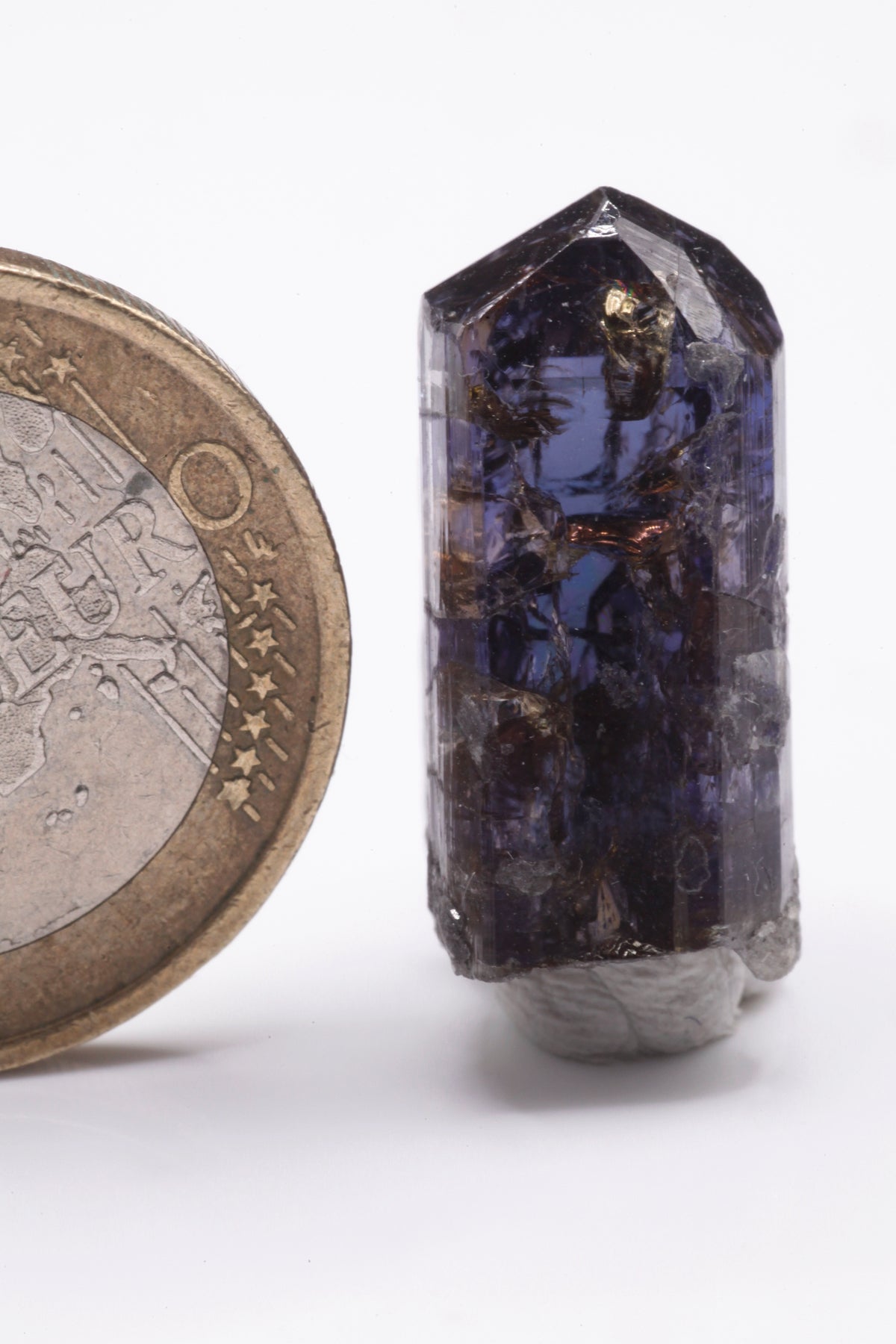 Tanzanite - Mine Mineral Market : A230 Wir erhielten ein Tansanitlot aus Altbeständen eines sightholders der seit 2015 geschlossenen Tanzanite One mining Gesellschaft. Daraus ein kleiner aber feiner unbeschädigter Kristall mit hervorragendem Glanz, ebensolchem Pleochroismus und einem sehr gutem Farbspiel. Die Endflächen sind hochkomplex und unbeschädigt, in der Spitze befindet sich ein kleiner facettierbarer Part (wobei wir vom Facettieren eines solchen Kristalls dringlichst abraten!)