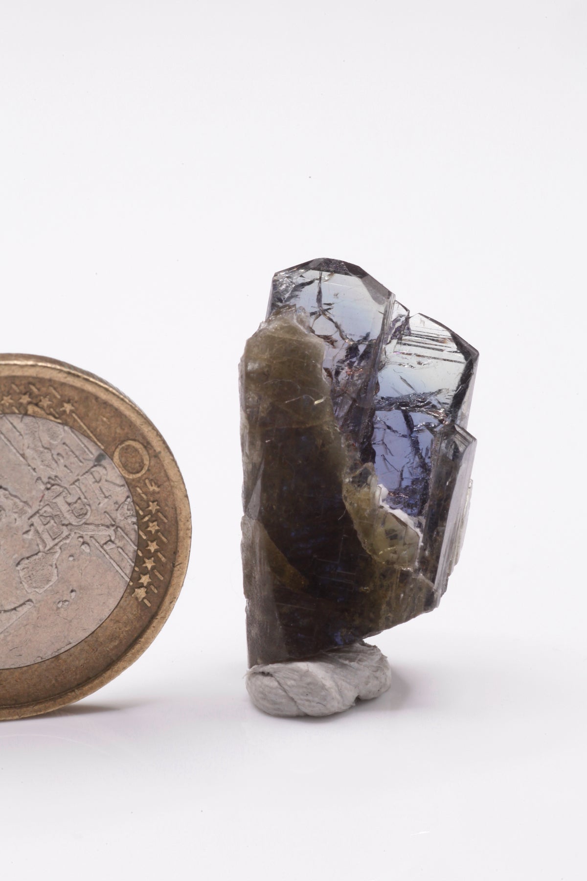 Tanzanite - Mine Mineral Market : A231 Wir erhielten ein Tansanitlot aus Altbeständen eines sightholders der seit 2015 geschlossenen Tanzanite One mining Gesellschaft. Hier eine hochglänzende Verwachsung mehrerer Kristalle, die in ihrer Mitte eine Art "Kluft" bilden, in denen weiße Kristalle wachsen, sehr schöner Pleochroismus.