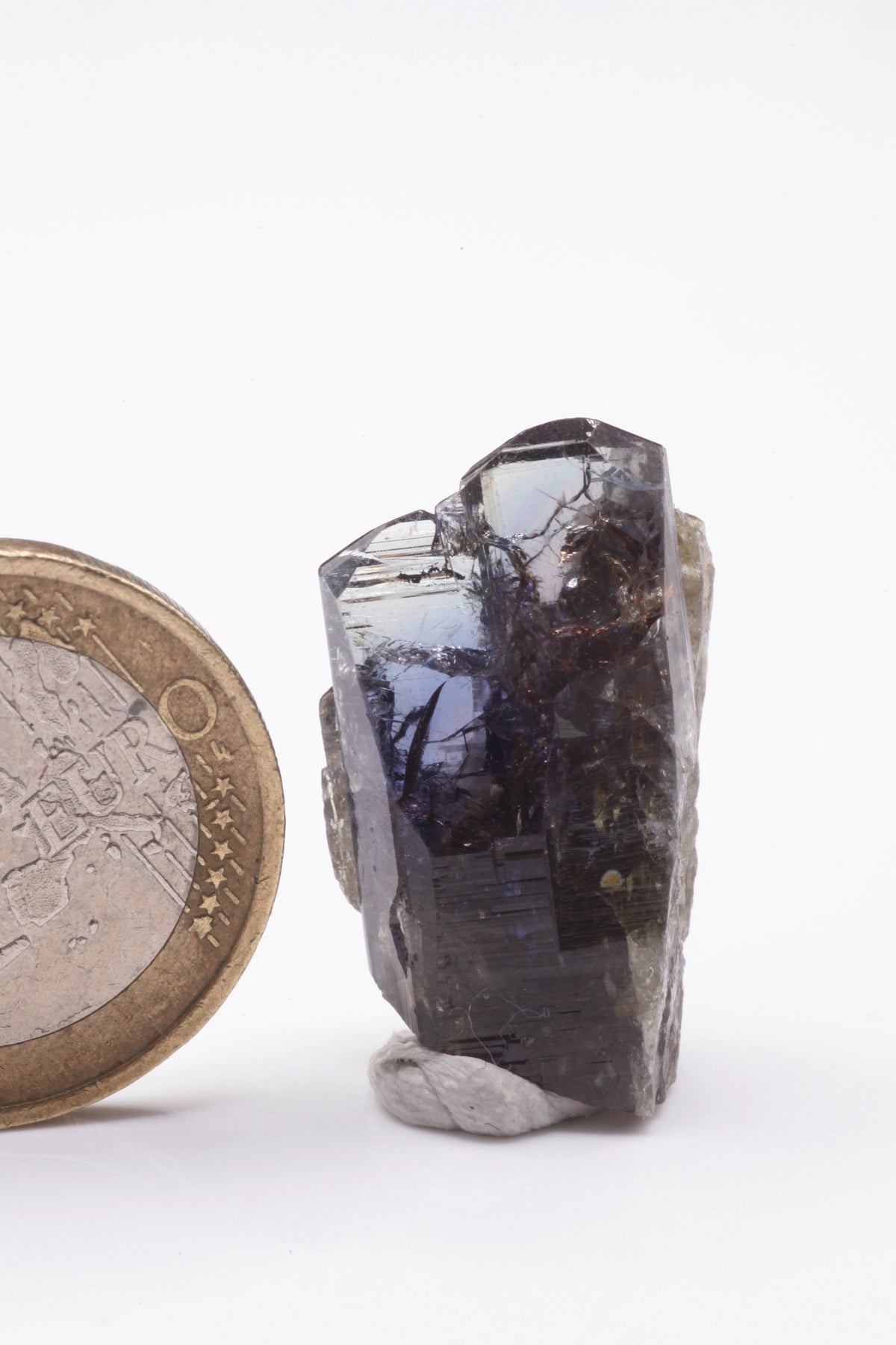 Tanzanite - Mine Mineral Market : A231 Wir erhielten ein Tansanitlot aus Altbeständen eines sightholders der seit 2015 geschlossenen Tanzanite One mining Gesellschaft. Hier eine hochglänzende Verwachsung mehrerer Kristalle, die in ihrer Mitte eine Art "Kluft" bilden, in denen weiße Kristalle wachsen, sehr schöner Pleochroismus.