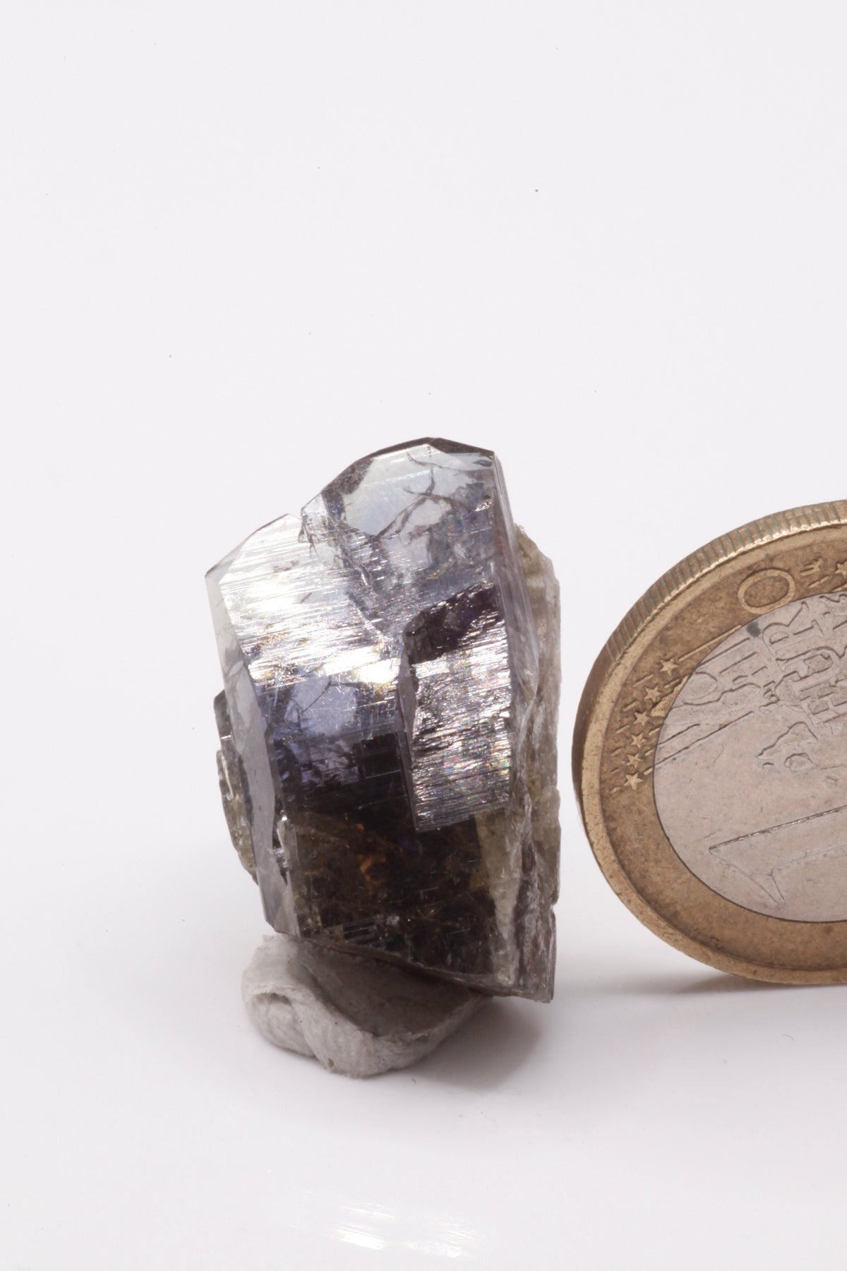 Tanzanite - Mine Mineral Market : A231 Wir erhielten ein Tansanitlot aus Altbeständen eines sightholders der seit 2015 geschlossenen Tanzanite One mining Gesellschaft. Hier eine hochglänzende Verwachsung mehrerer Kristalle, die in ihrer Mitte eine Art "Kluft" bilden, in denen weiße Kristalle wachsen, sehr schöner Pleochroismus.