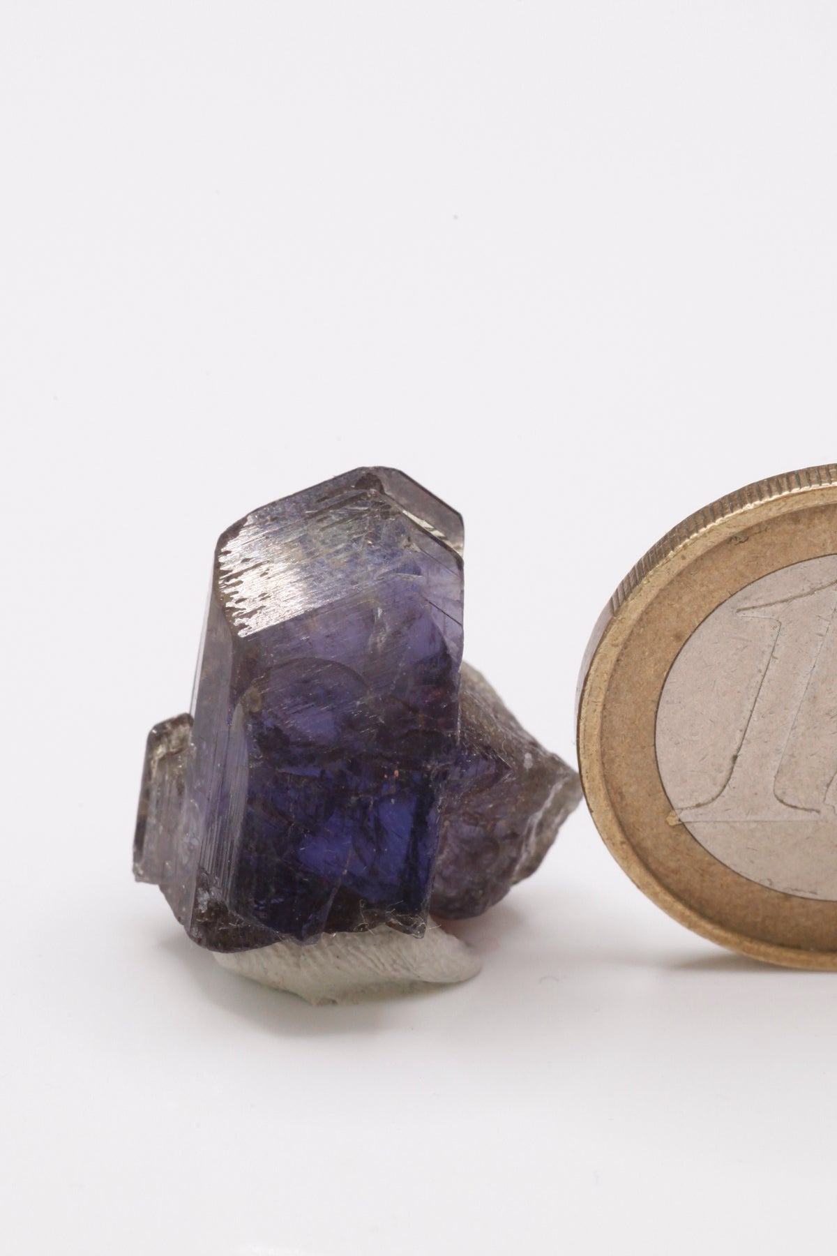 Tanzanite - Mine Mineral Market : A233 Wir erhielten ein Tansanitlot aus Altbeständen eines sightholders der seit 2015 geschlossenen Tanzanite One mining Gesellschaft. Dieser Tansanit zeichnet sich durch einen ausgezeichneten Pleochroismus und sehr guten Glanz aus. Die Spitze ist komplett unbeschädigt; an der Seite ein Teil eines weiteren Tansanits.