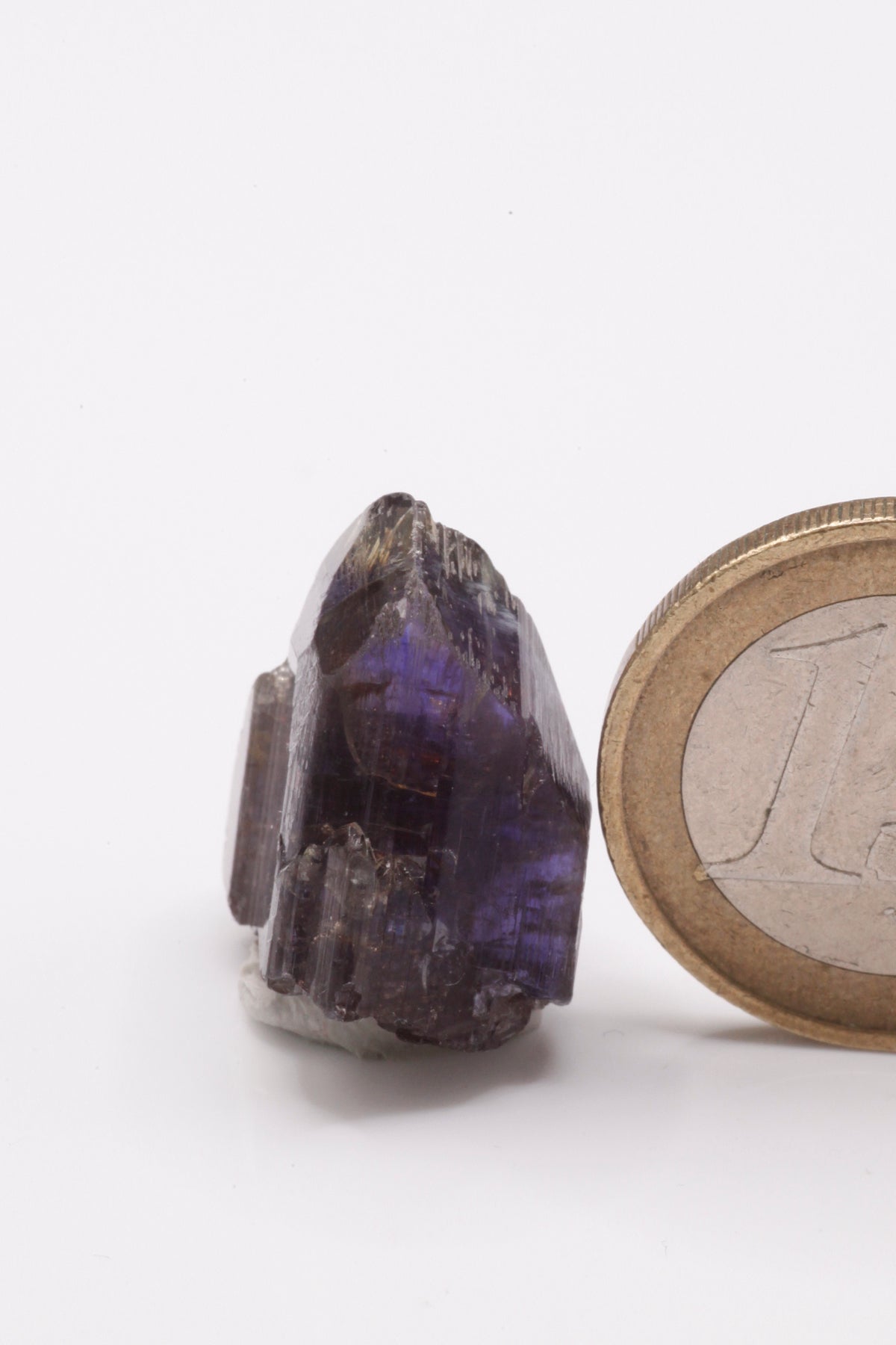 Tanzanite - Mine Mineral Market : A233 Wir erhielten ein Tansanitlot aus Altbeständen eines sightholders der seit 2015 geschlossenen Tanzanite One mining Gesellschaft. Dieser Tansanit zeichnet sich durch einen ausgezeichneten Pleochroismus und sehr guten Glanz aus. Die Spitze ist komplett unbeschädigt; an der Seite ein Teil eines weiteren Tansanits.