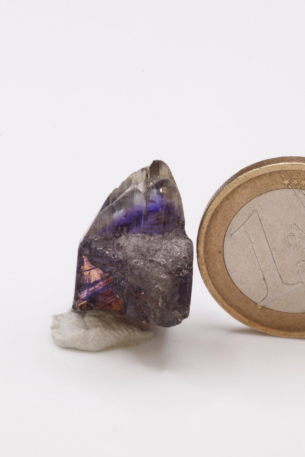 Tanzanite - Mine Mineral Market : A233 Wir erhielten ein Tansanitlot aus Altbeständen eines sightholders der seit 2015 geschlossenen Tanzanite One mining Gesellschaft. Dieser Tansanit zeichnet sich durch einen ausgezeichneten Pleochroismus und sehr guten Glanz aus. Die Spitze ist komplett unbeschädigt; an der Seite ein Teil eines weiteren Tansanits.