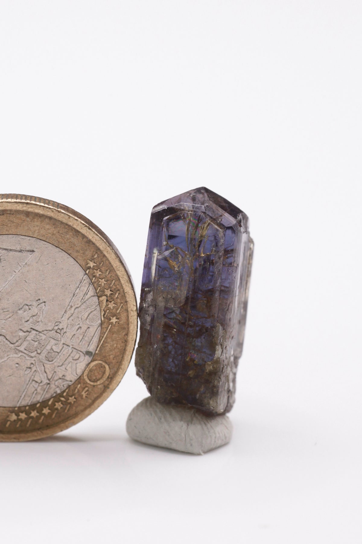 Tanzanite - Mine Mineral Market : A236 Kleinerer, teilweise facettierbarer Kristall mit deutlichem Pleochroismus. Bis auf eine kleine Ecke sind die beiden Spitzen vollständig und haben einen ausgezeichneten Glanz.