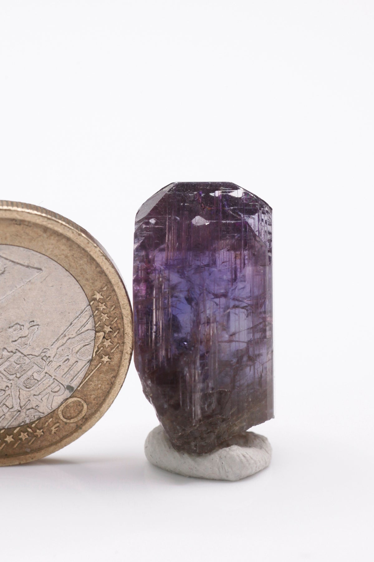 Tanzanite - Mine Mineral Market : A237 Bei seitlicher Betrachtung nahezu klarer Kristall der im polarisierten Licht je nach Betrachtungswinkel gelb, blau oder kräftig rotviolett erscheint. Der Tansanit hat keine Beschädigungen und besitzt einen sehr guten Glanz.