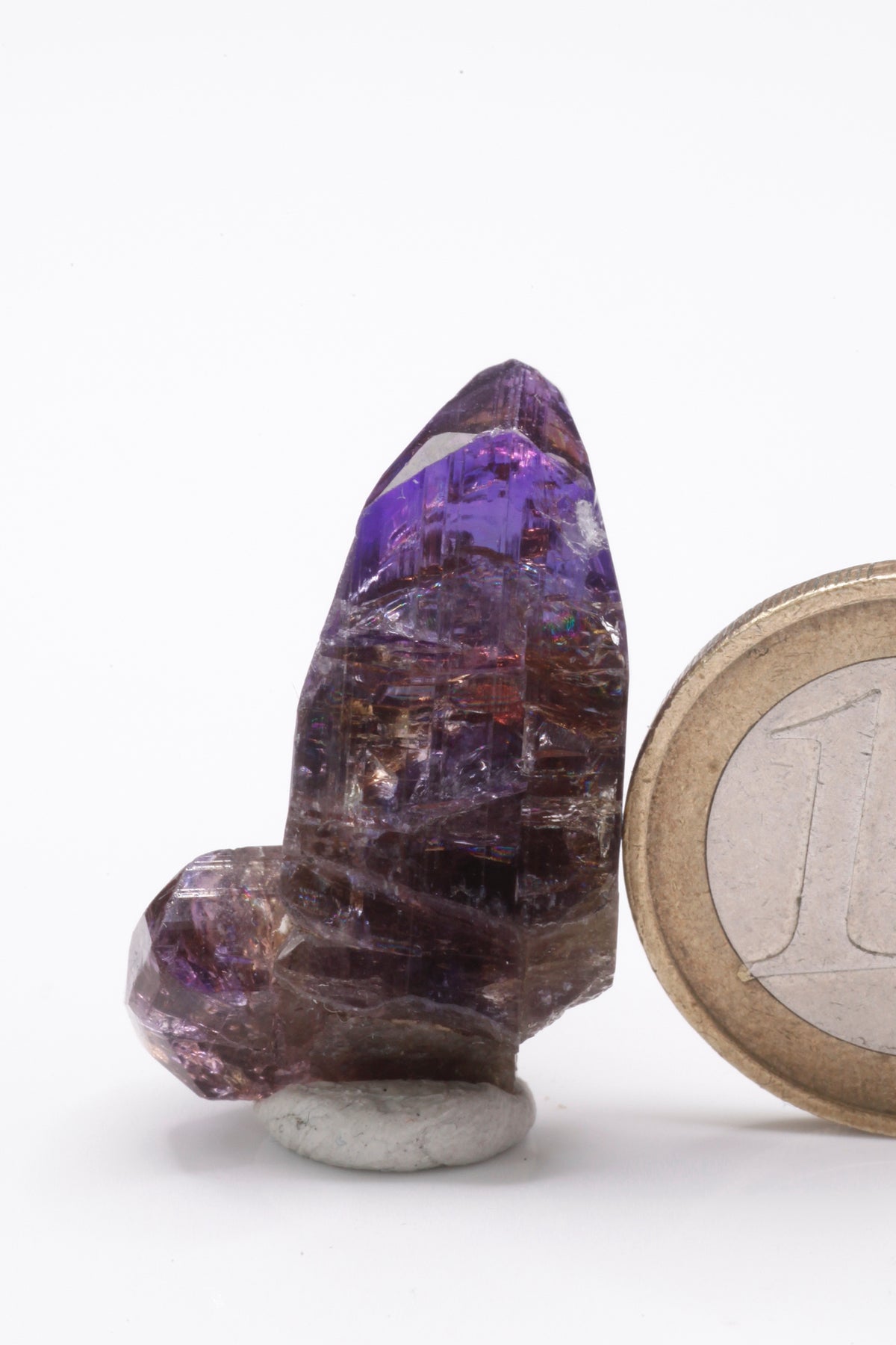 Tanzanite - Mine Mineral Market : A238 Diese attraktive Zweierkombination zeigt ein reiches Farbspiel und einen hervorragenden Glanz. Die Spitzen sind vollständig. Auf der Rückseite besteht die untere Hälfte aus Matrixgestein.