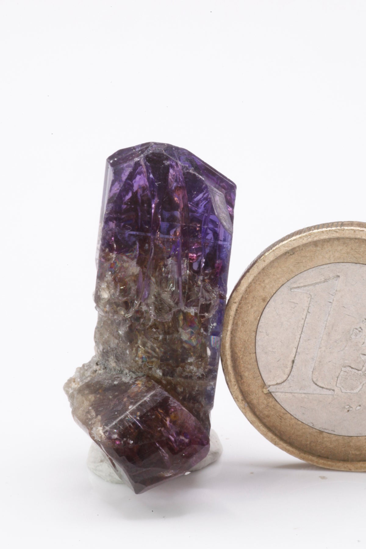 Tanzanite - Mine Mineral Market : A238 Diese attraktive Zweierkombination zeigt ein reiches Farbspiel und einen hervorragenden Glanz. Die Spitzen sind vollständig. Auf der Rückseite besteht die untere Hälfte aus Matrixgestein.