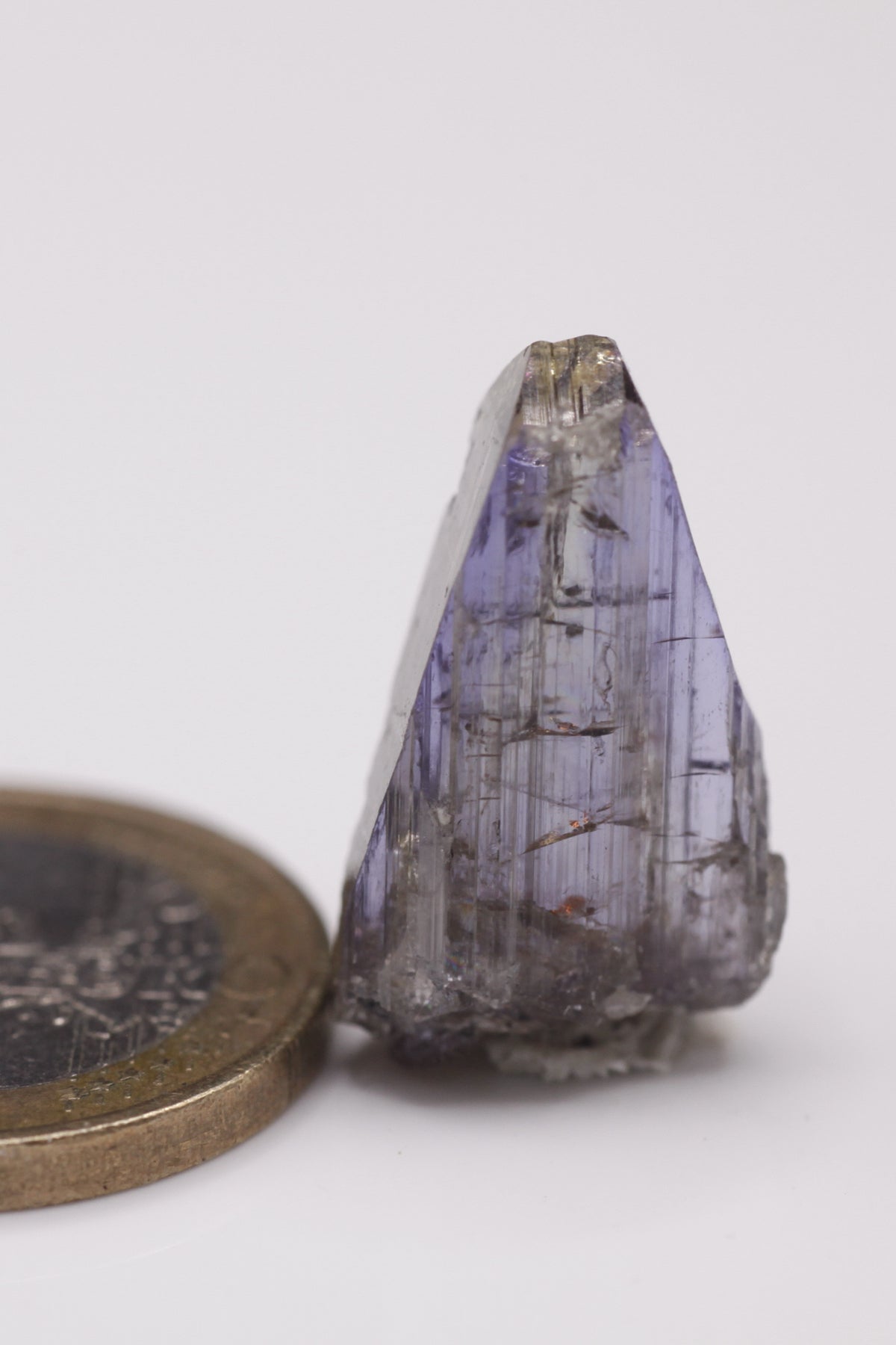 Tanzanite  - Mine Mineral Market :    A001 Kompletter Kristall mit Endflächen und gutem Glanz. Zeigt sehr schön den typischen Pleochroismus von blau nach gelb bzw. blau nach rotviolett.  