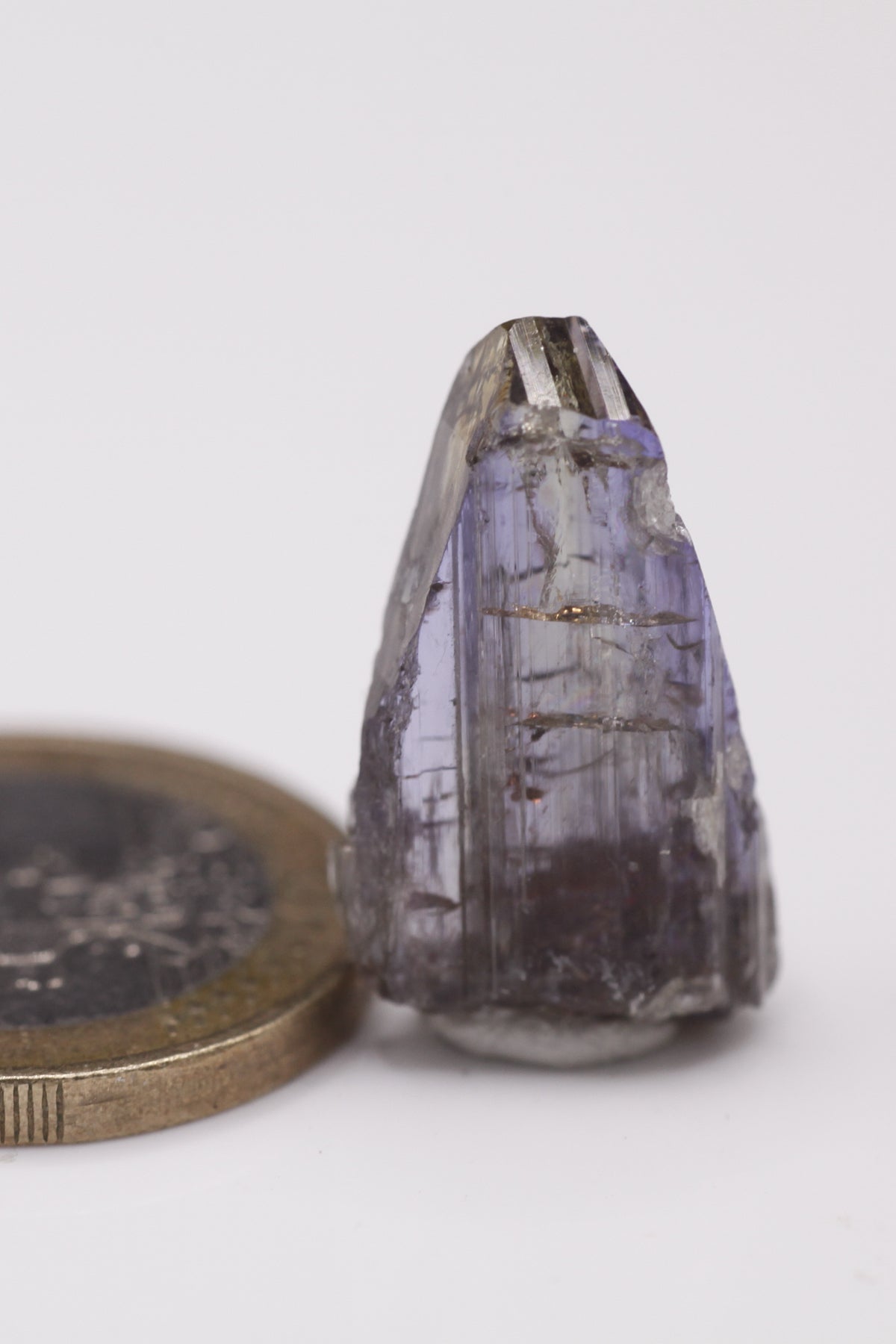 Tanzanite  - Mine Mineral Market :    A001 Kompletter Kristall mit Endflächen und gutem Glanz. Zeigt sehr schön den typischen Pleochroismus von blau nach gelb bzw. blau nach rotviolett.  