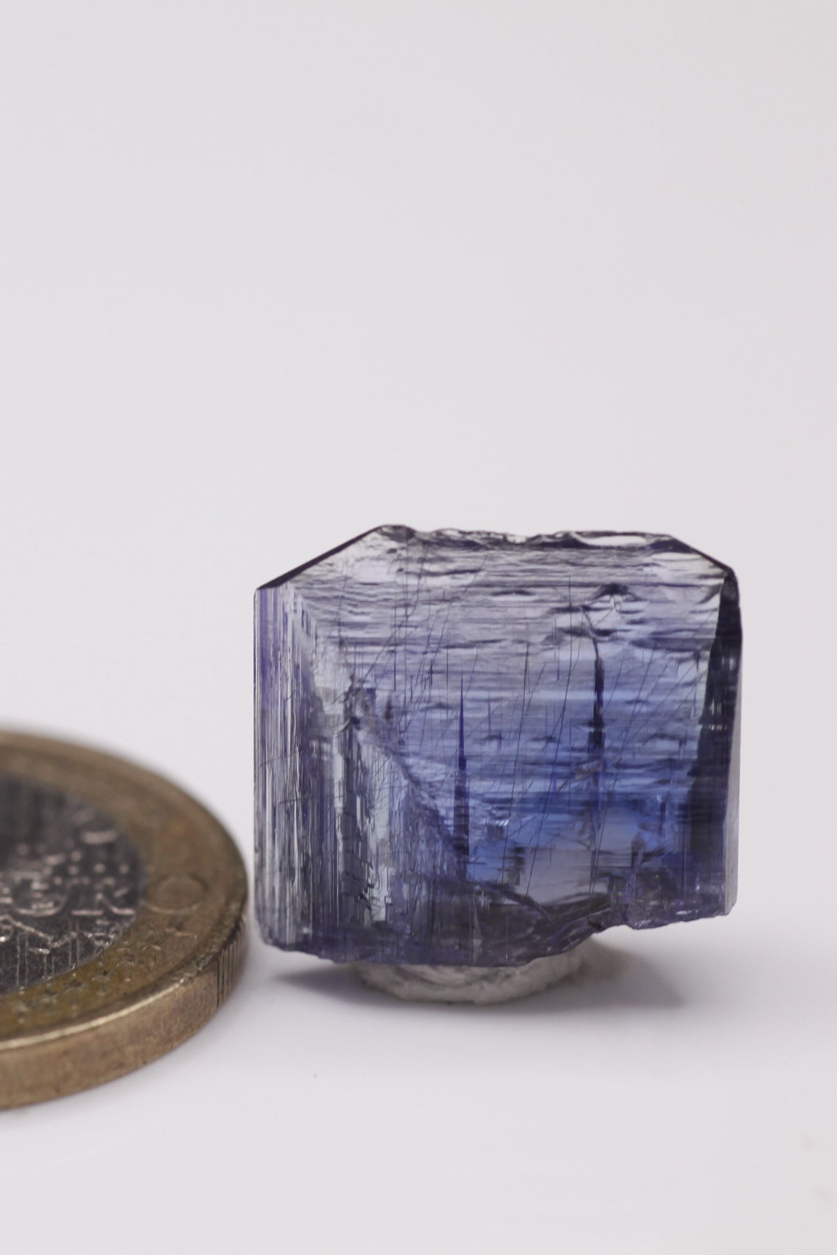 Tanzanite  - Mine Mineral Market :    A002 Schöner blauer Kristall mit Endflächen, sehr gutem Glanz und hervorragendem Pleochroismus von blau nach gelb bzw. blau nach violett.  