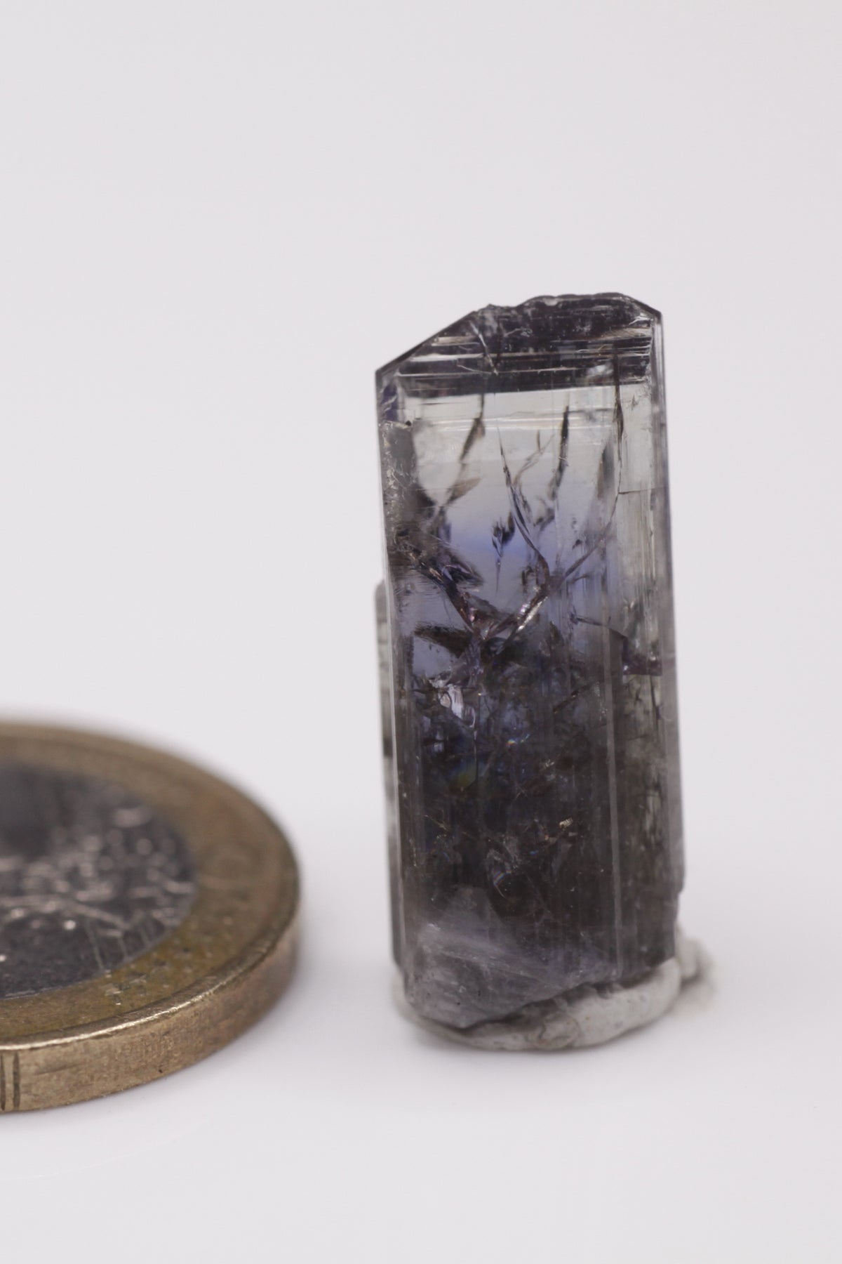 Tanzanite  - Mine Mineral Market :    A003 Vollständiger Kristall mit sehr guten Endflächen , schön transparent, mit sehr gutem Glanz und gut sichtbarem Pleochroismus von blau nach gelb bzw. blau nach violett  