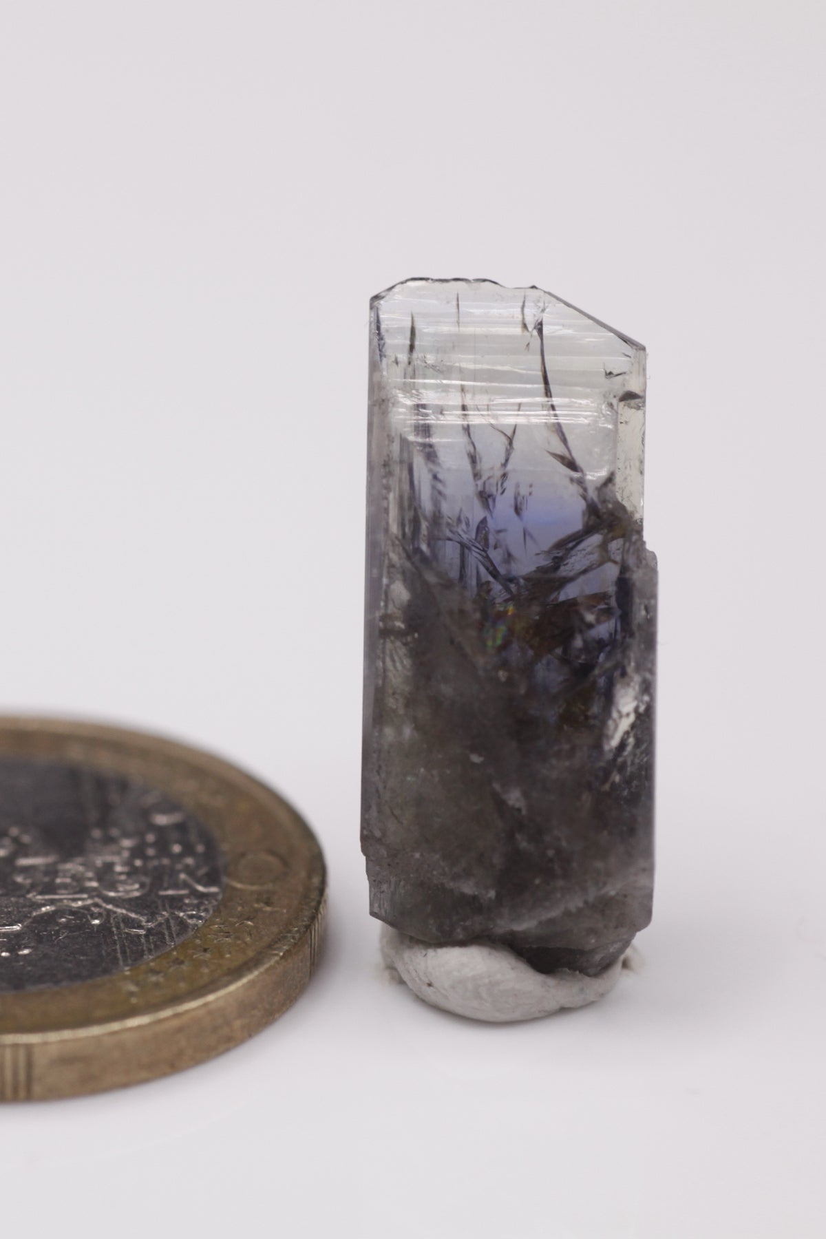 Tanzanite  - Mine Mineral Market :    A003 Vollständiger Kristall mit sehr guten Endflächen , schön transparent, mit sehr gutem Glanz und gut sichtbarem Pleochroismus von blau nach gelb bzw. blau nach violett  