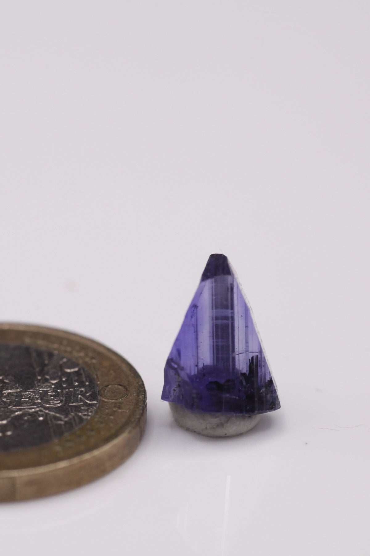 Tanzanite  - Mine Mineral Market :    A005 Ein kleiner blau violetter Kristall von Facettierqualität mit sehr gutem Trichroismus. Hervorragender Glanz und unbeschädigt.  