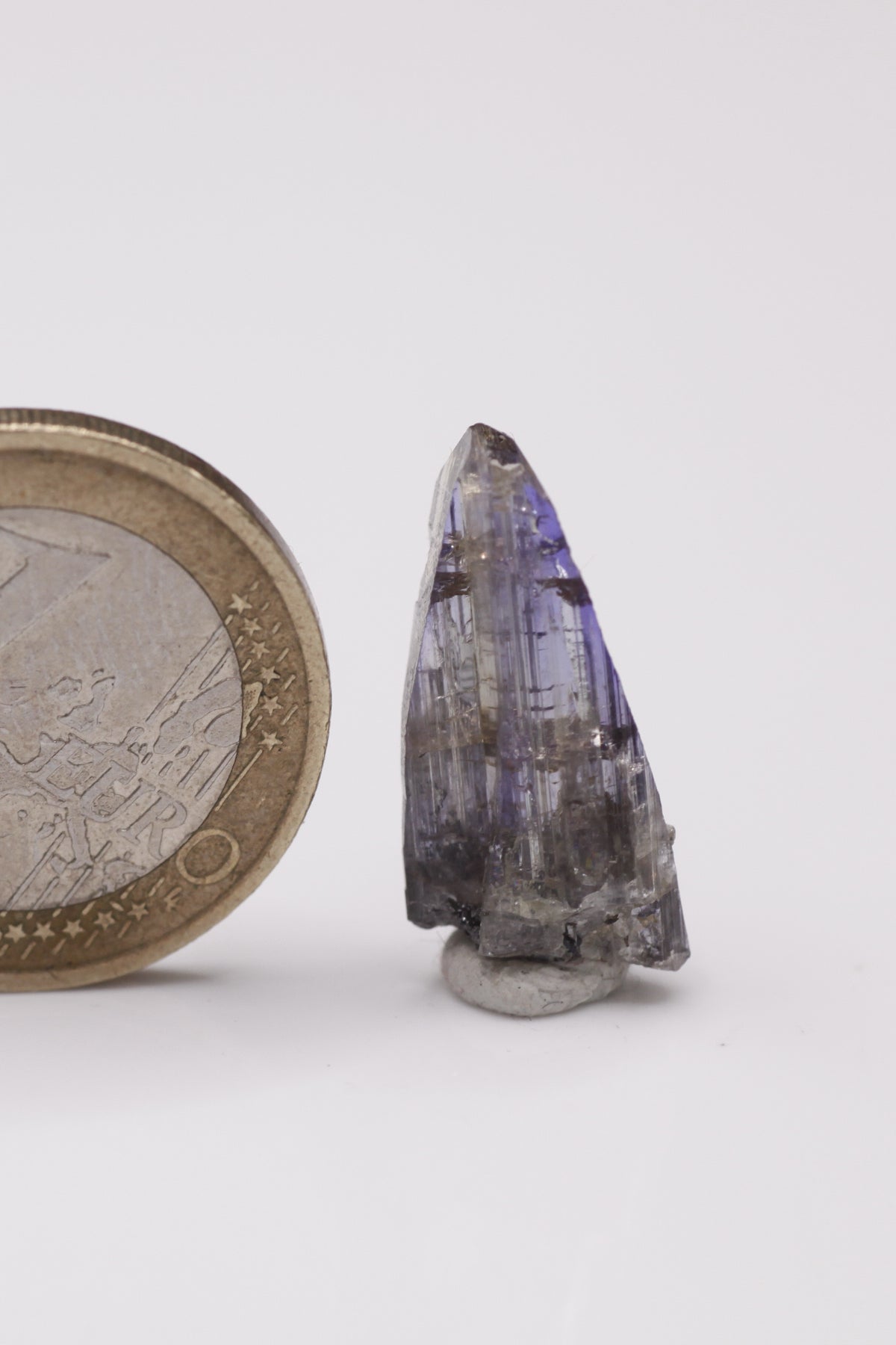 Tanzanite  - Mine Mineral Market :    A006 Ein kompletter Kristall mit sehr gutem Glanz und Trichroismus.  