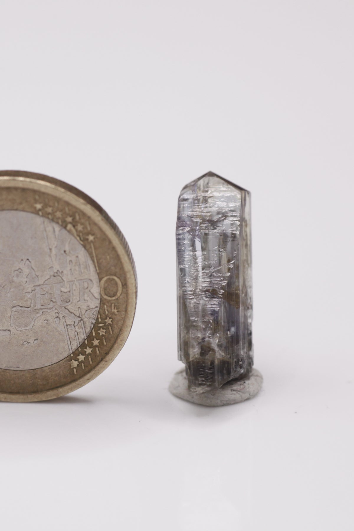 Tanzanite  - Mine Mineral Market :    A006 Ein kompletter Kristall mit sehr gutem Glanz und Trichroismus.  