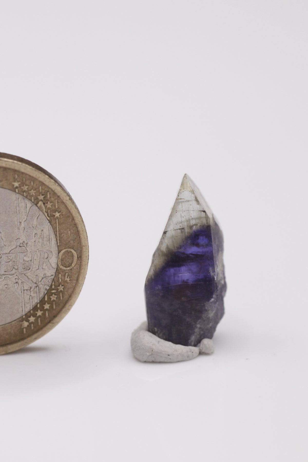 Tanzanite  - Mine Mineral Market :    A007 Ein schöner zweifarbiger Tansanit mit hervorragenden Endflächen, und sehr gutem Glanz und Trichroismus.  