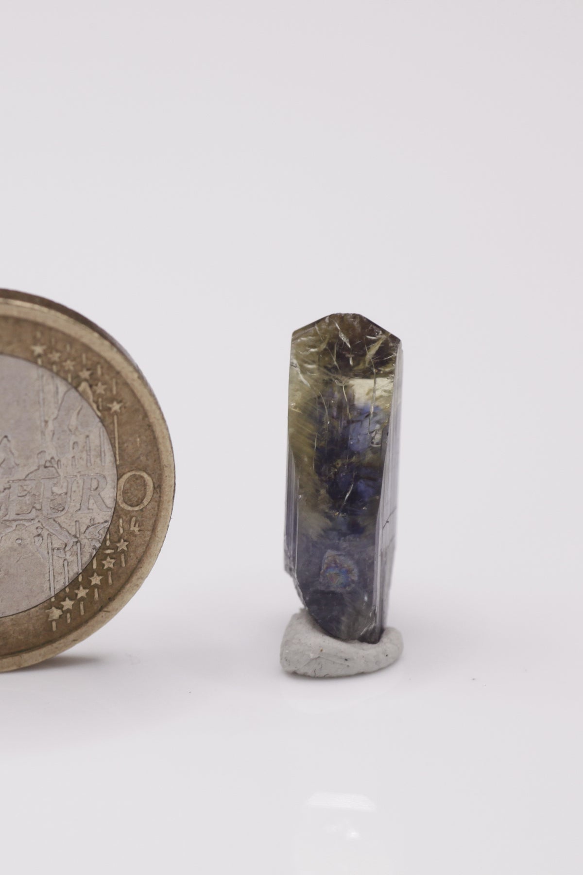 Tanzanite  - Mine Mineral Market :    A007 Ein schöner zweifarbiger Tansanit mit hervorragenden Endflächen, und sehr gutem Glanz und Trichroismus.  