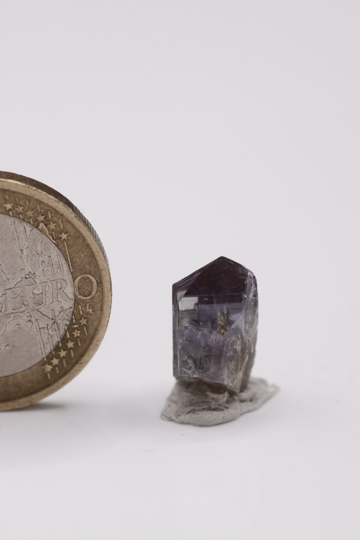 Tanzanite  - Mine Mineral Market :    A008 Ein kleinerer violetter Kristall mit sehr gutem Glanz, im oberen Bereich facettierbar, mit guter Endfläche und Pleochroismus  