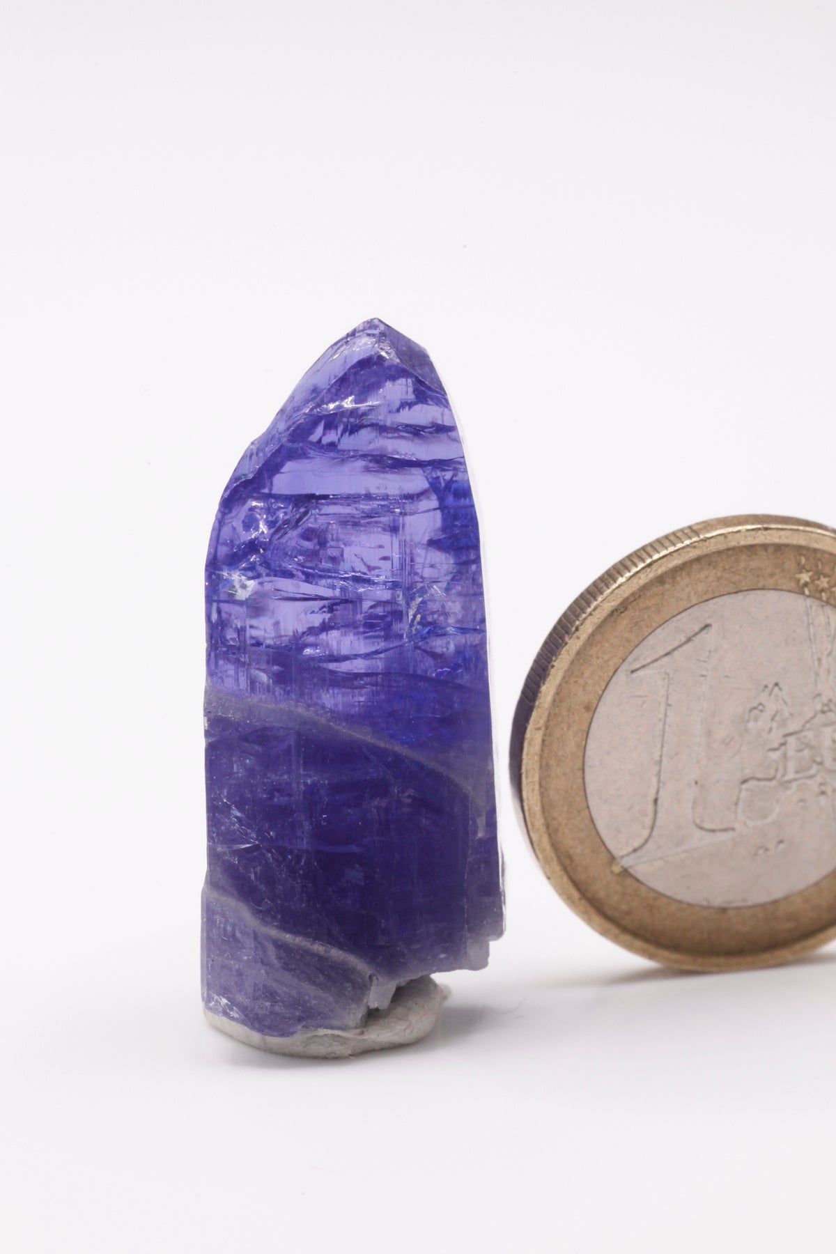 Tanzanite  - Mine Mineral Market :    A023 Ein größerer transparenter und unbeschädigter Kristall von schöner dunkelblauer Farbe, mit sehr gutem Glanz und hervorragenden Endflächen.  