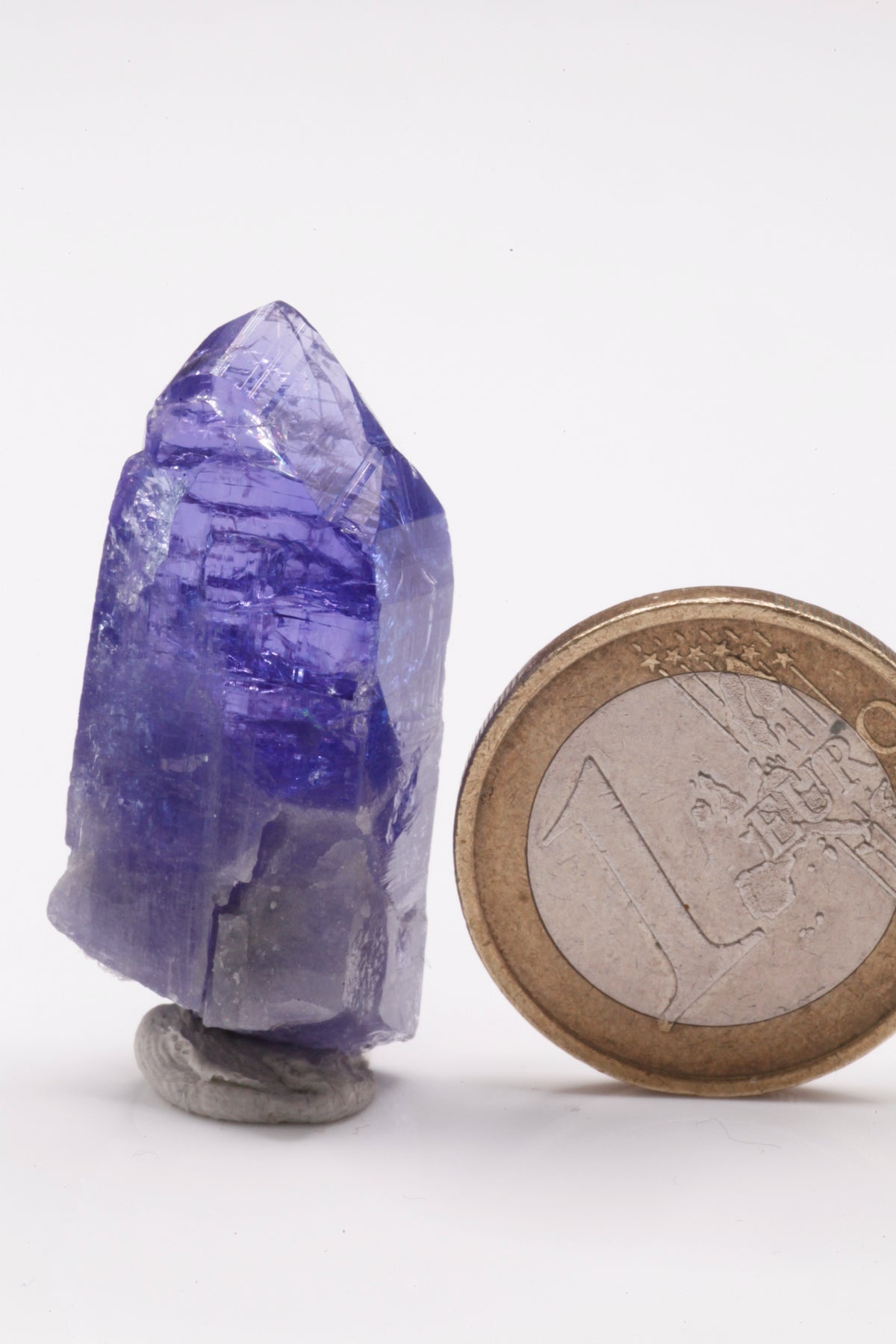 Tanzanite  - Mine Mineral Market :    A023 Ein größerer transparenter und unbeschädigter Kristall von schöner dunkelblauer Farbe, mit sehr gutem Glanz und hervorragenden Endflächen.  