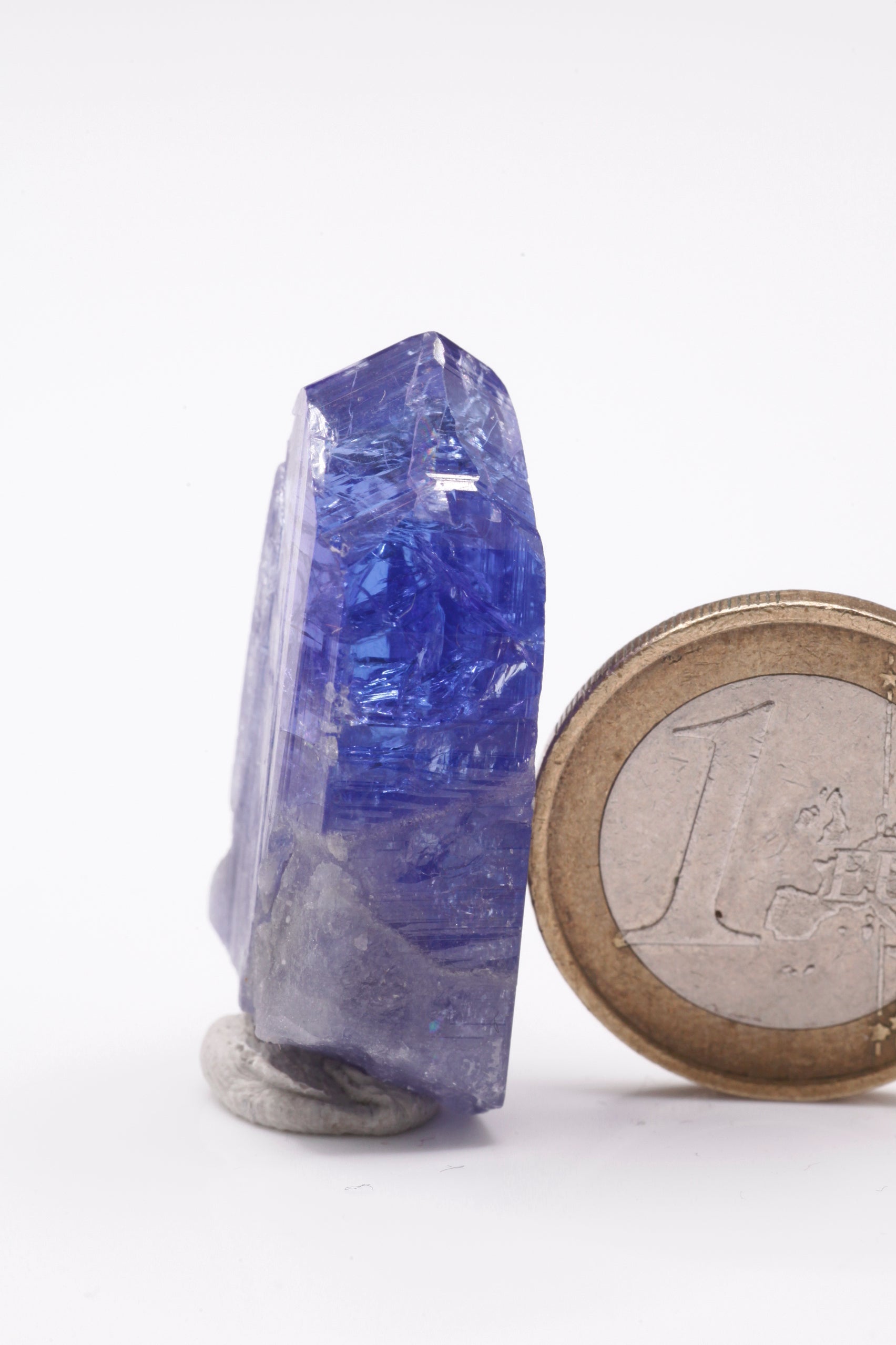 Tanzanite  - Mine Mineral Market :    A023 Ein größerer transparenter und unbeschädigter Kristall von schöner dunkelblauer Farbe, mit sehr gutem Glanz und hervorragenden Endflächen.  