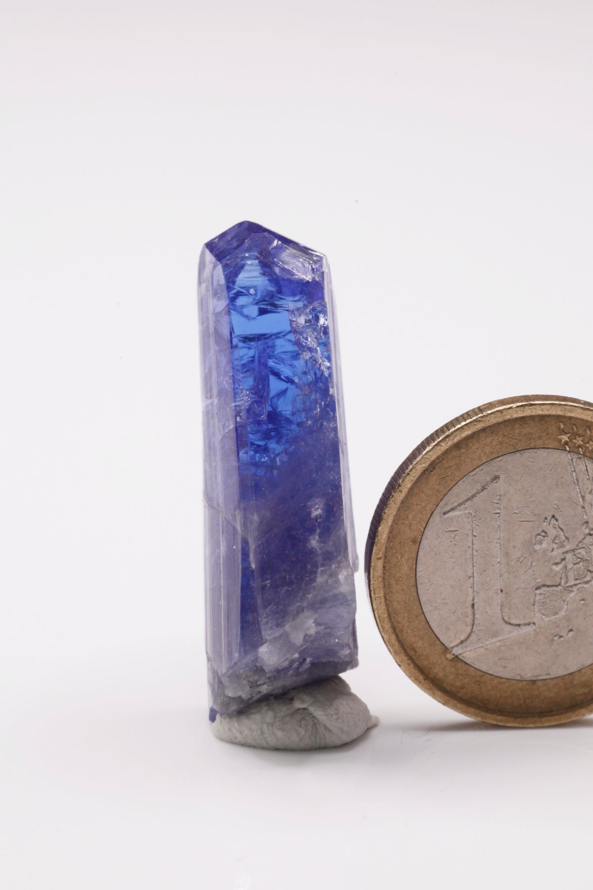 Tanzanite  - Mine Mineral Market :    A023 Ein größerer transparenter und unbeschädigter Kristall von schöner dunkelblauer Farbe, mit sehr gutem Glanz und hervorragenden Endflächen.  