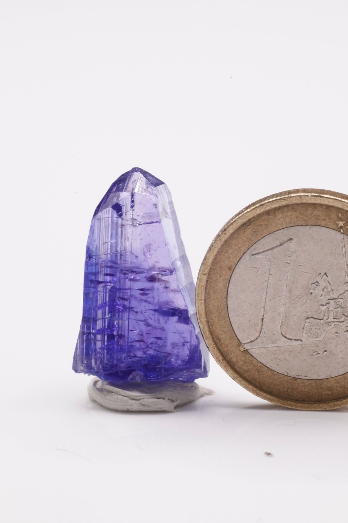 Tanzanite  - Mine Mineral Market :    A024 Ein sehr klarer, unbeschädigter Kristall von schöner violettblauer Farbe mit hervorragendem Glanz und ebensolchen Endflächen.  