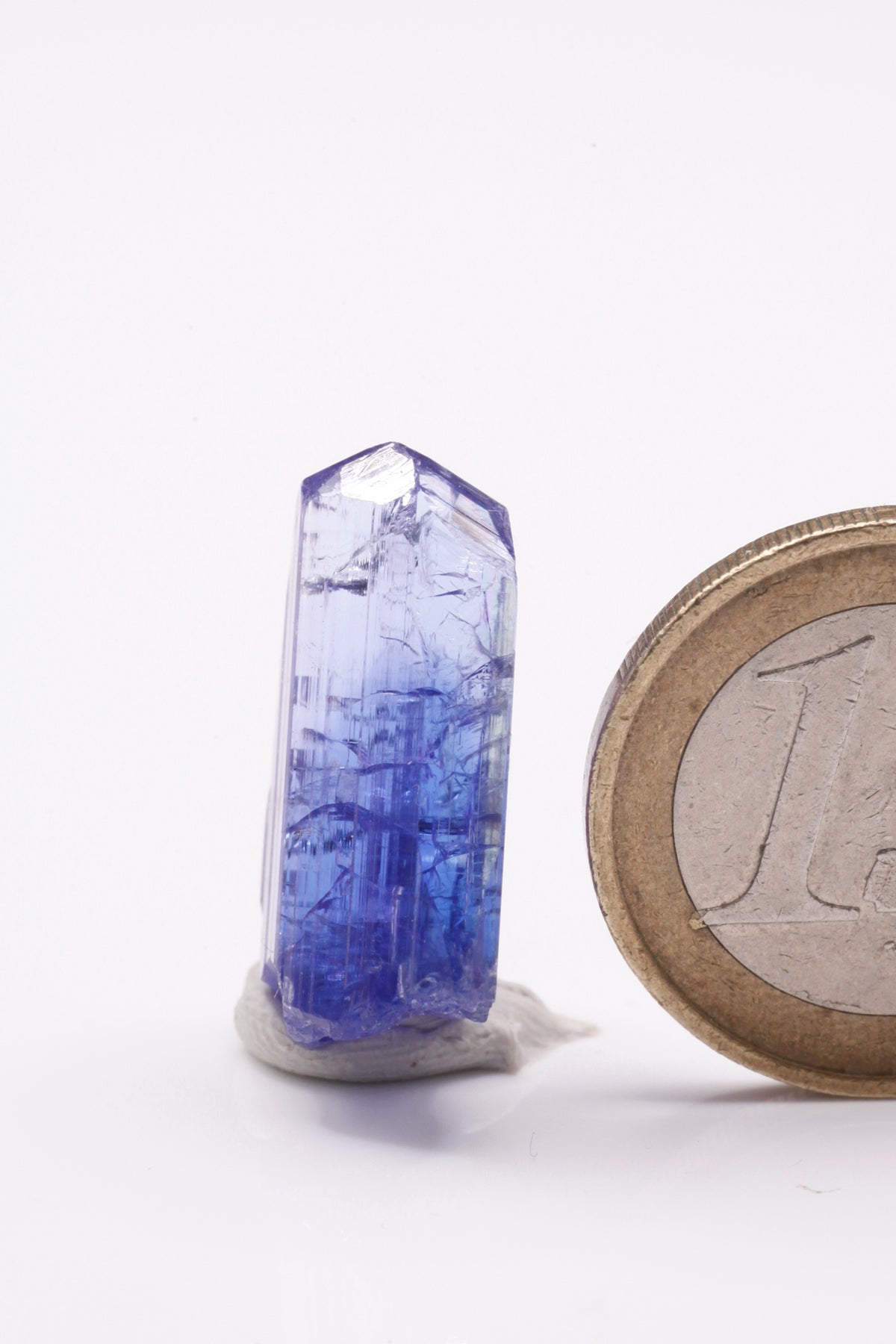 Tanzanite  - Mine Mineral Market :    A024 Ein sehr klarer, unbeschädigter Kristall von schöner violettblauer Farbe mit hervorragendem Glanz und ebensolchen Endflächen.  