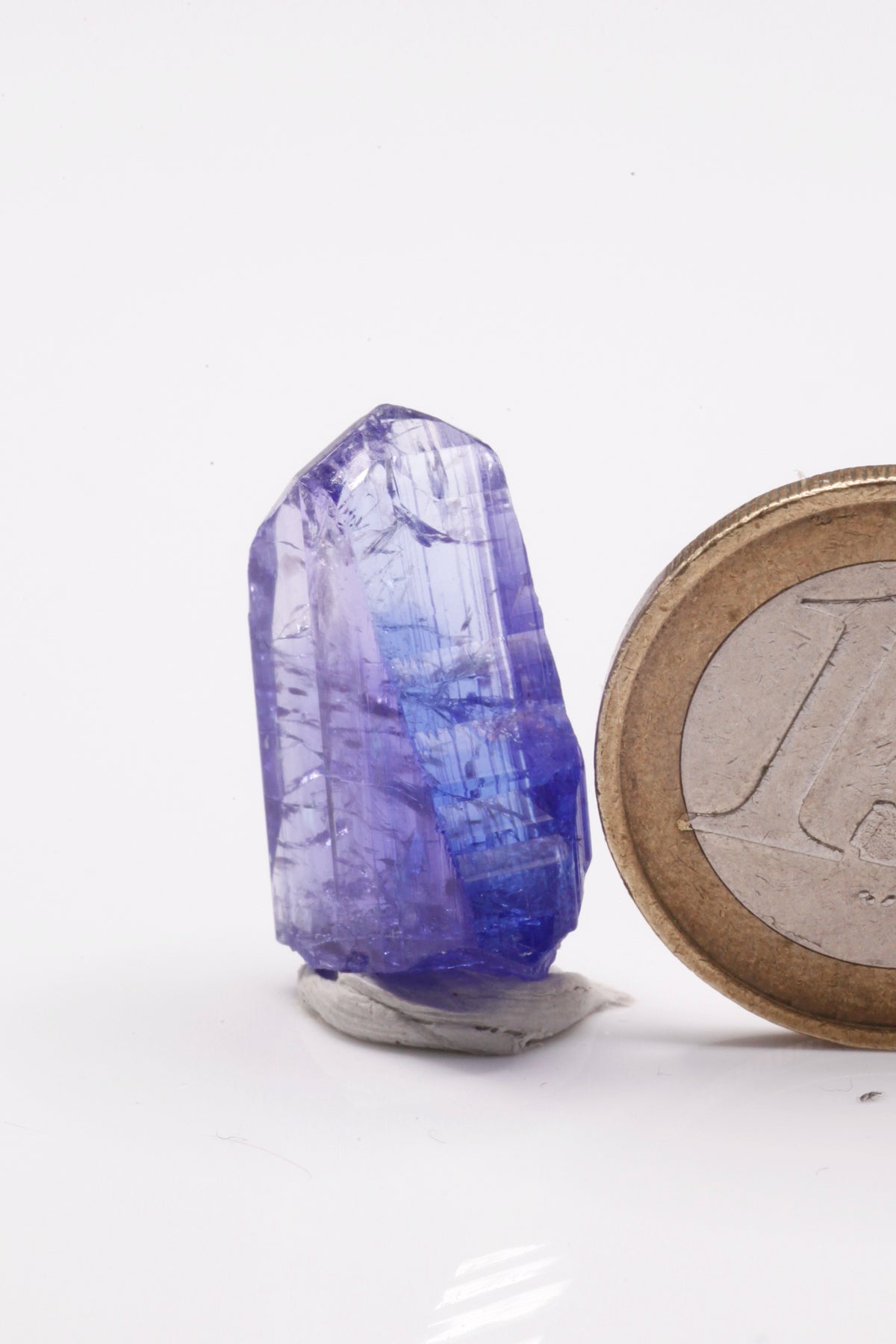 Tanzanite  - Mine Mineral Market :    A024 Ein sehr klarer, unbeschädigter Kristall von schöner violettblauer Farbe mit hervorragendem Glanz und ebensolchen Endflächen.  