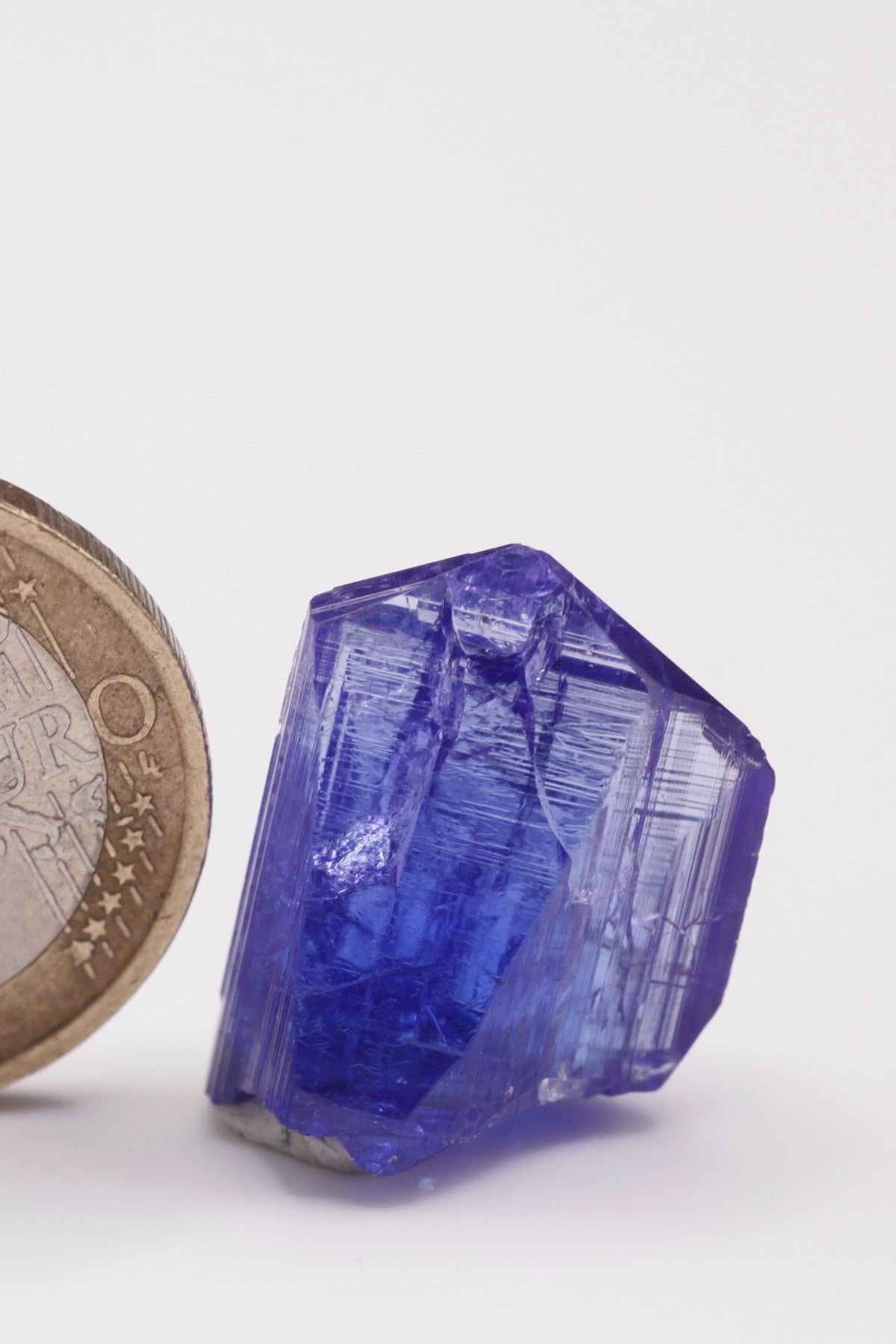 Tanzanite  - Mine Mineral Market :    A029 Ein kompletter Kristall von kräftigem Blau, schön transparent und mit sehr gutem Glanz.  