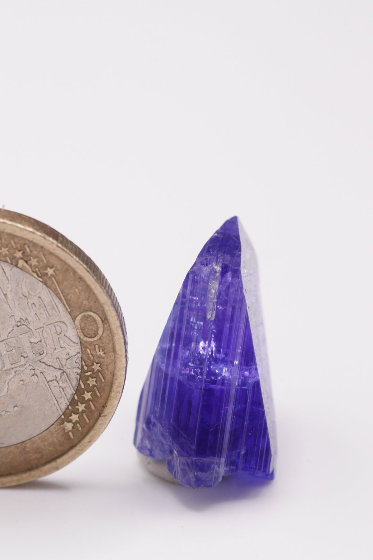 Tanzanite  - Mine Mineral Market :    A029 Ein kompletter Kristall von kräftigem Blau, schön transparent und mit sehr gutem Glanz.  