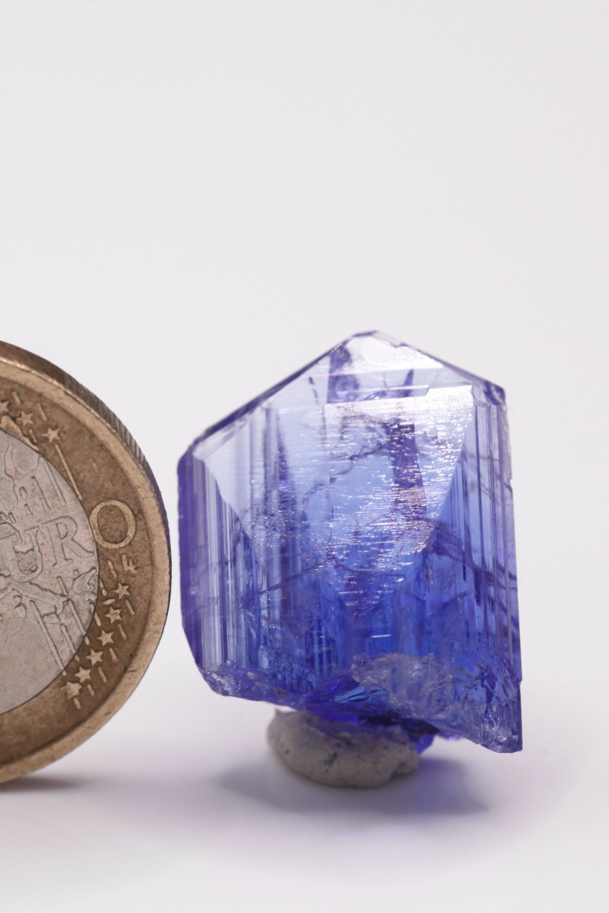 Tanzanite  - Mine Mineral Market :    A029 Ein kompletter Kristall von kräftigem Blau, schön transparent und mit sehr gutem Glanz.  