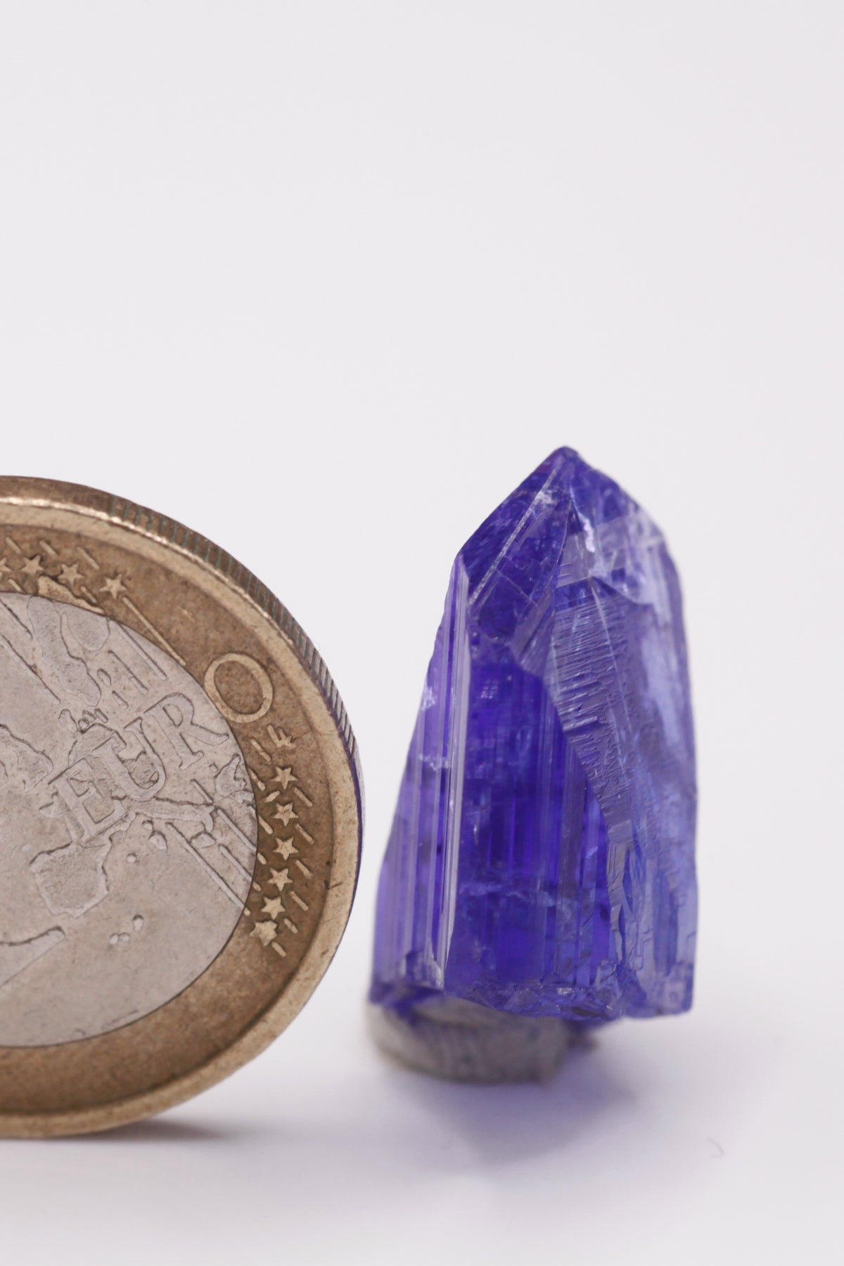 Tanzanite  - Mine Mineral Market :    A029 Ein kompletter Kristall von kräftigem Blau, schön transparent und mit sehr gutem Glanz.  