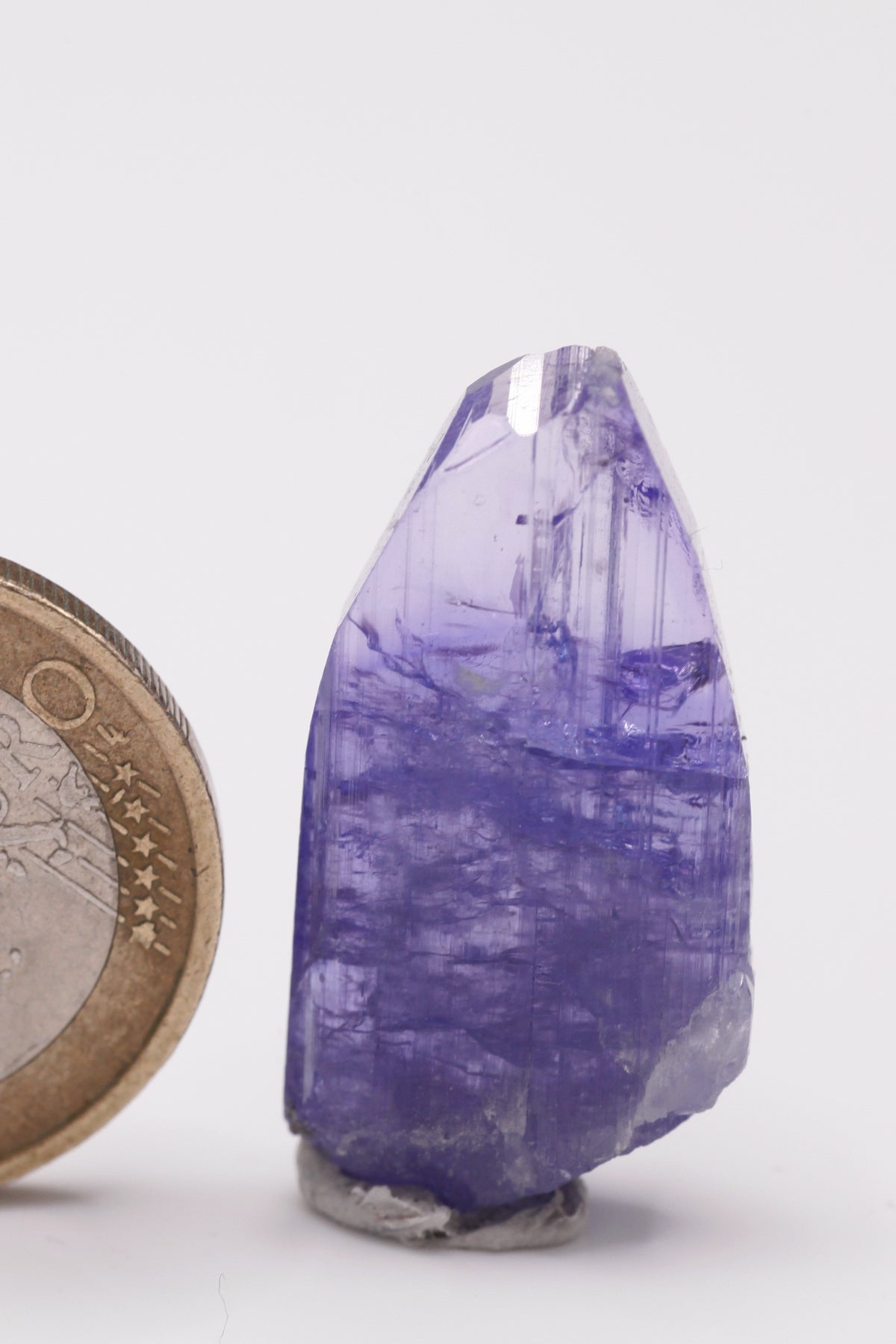 Tanzanite  - Mine Mineral Market :    A031 Violettblauer transparenter Kristall mit sehr gutem Glanz, das obere Drittel ist schön klar.  