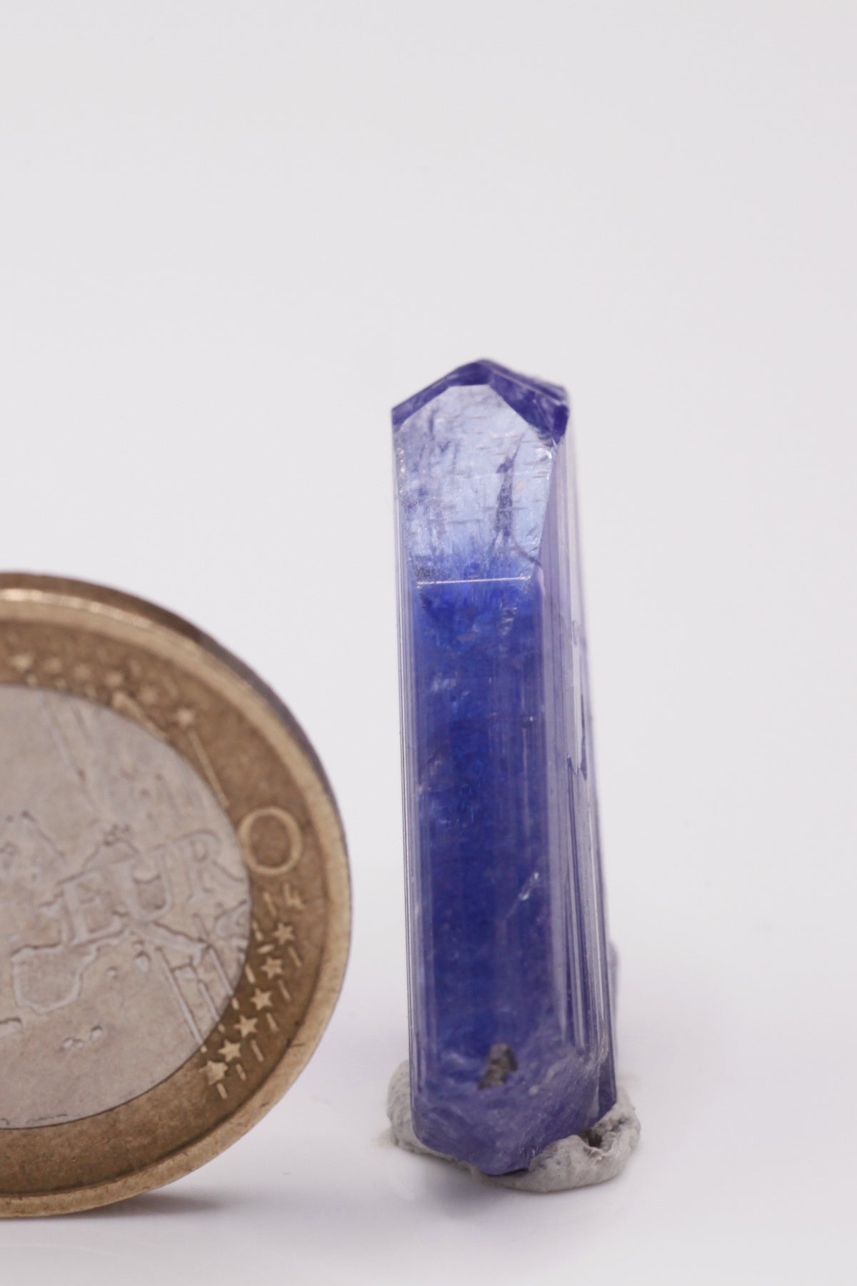 Tanzanite  - Mine Mineral Market :    A031 Violettblauer transparenter Kristall mit sehr gutem Glanz, das obere Drittel ist schön klar.  