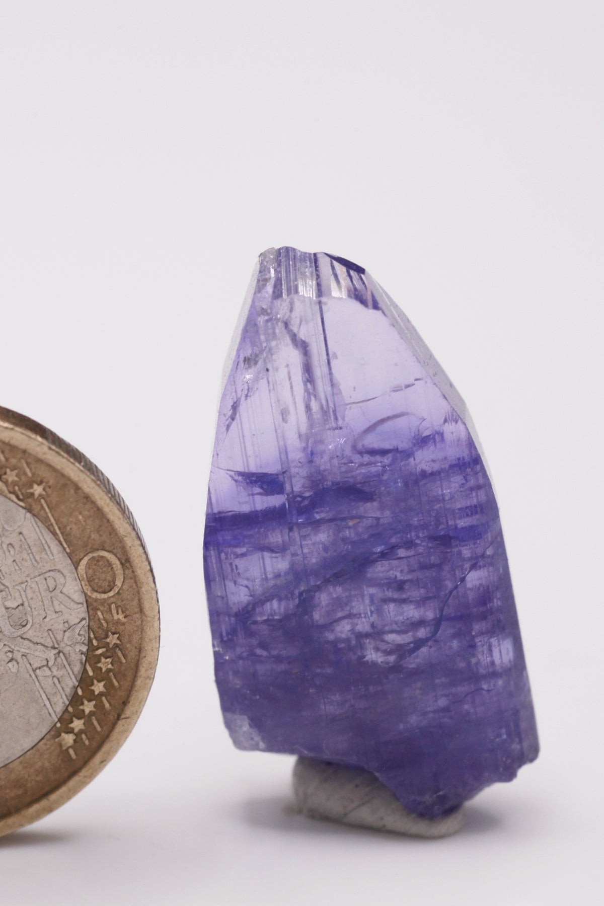 Tanzanite  - Mine Mineral Market :    A031 Violettblauer transparenter Kristall mit sehr gutem Glanz, das obere Drittel ist schön klar.  