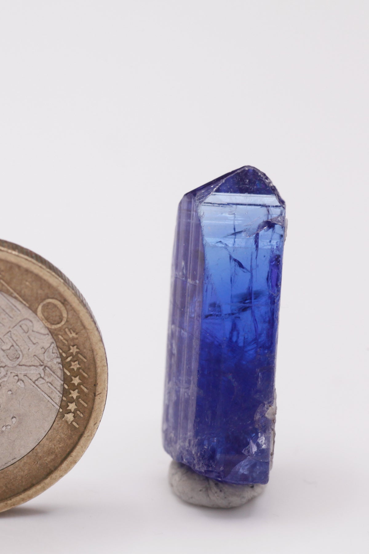 Tanzanite  - Mine Mineral Market :    A032 Ein wunderbar klarer Kristall von tiefem dunkelblau mit gutem Glanz.  