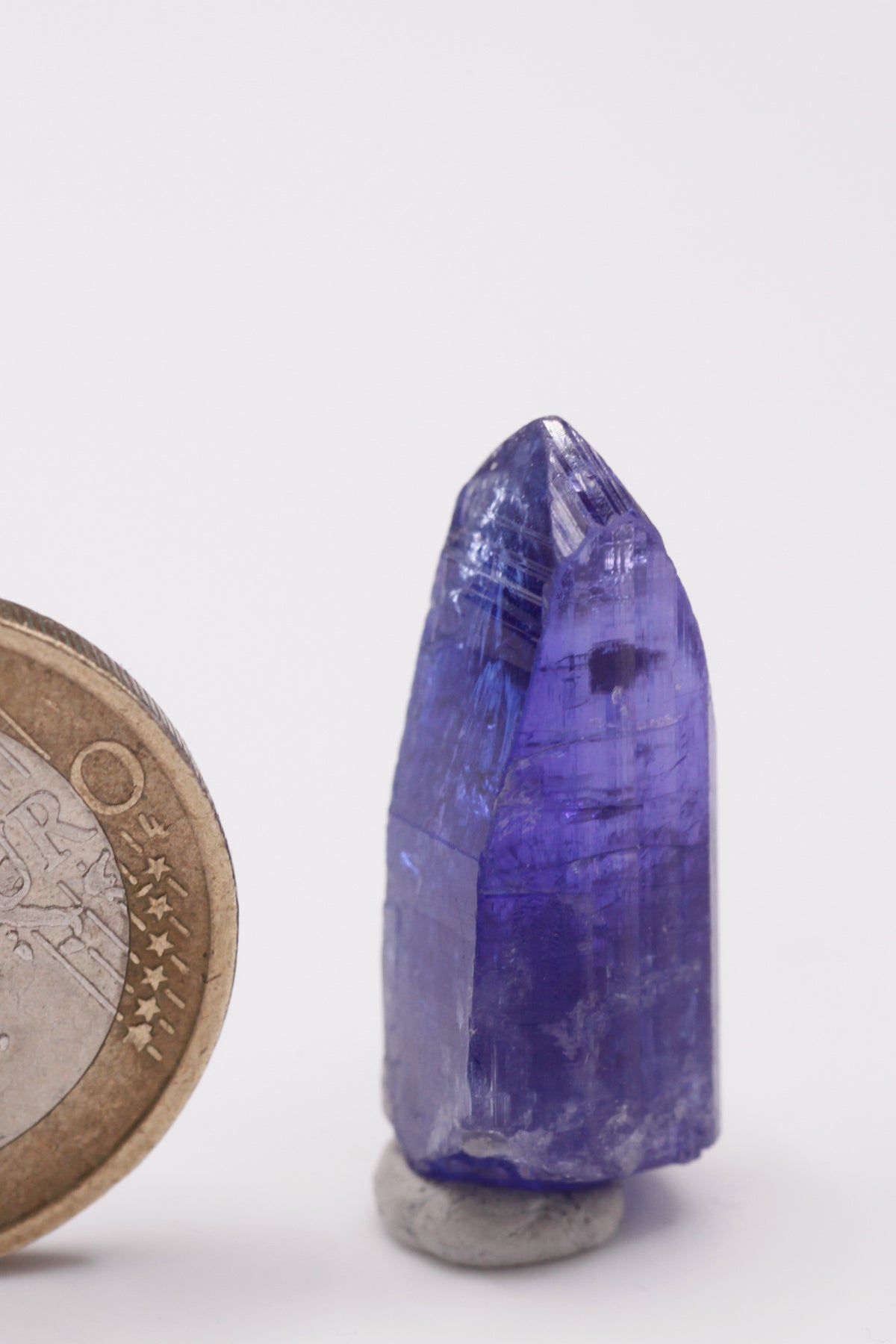 Tanzanite  - Mine Mineral Market :    A032 Ein wunderbar klarer Kristall von tiefem dunkelblau mit gutem Glanz.  