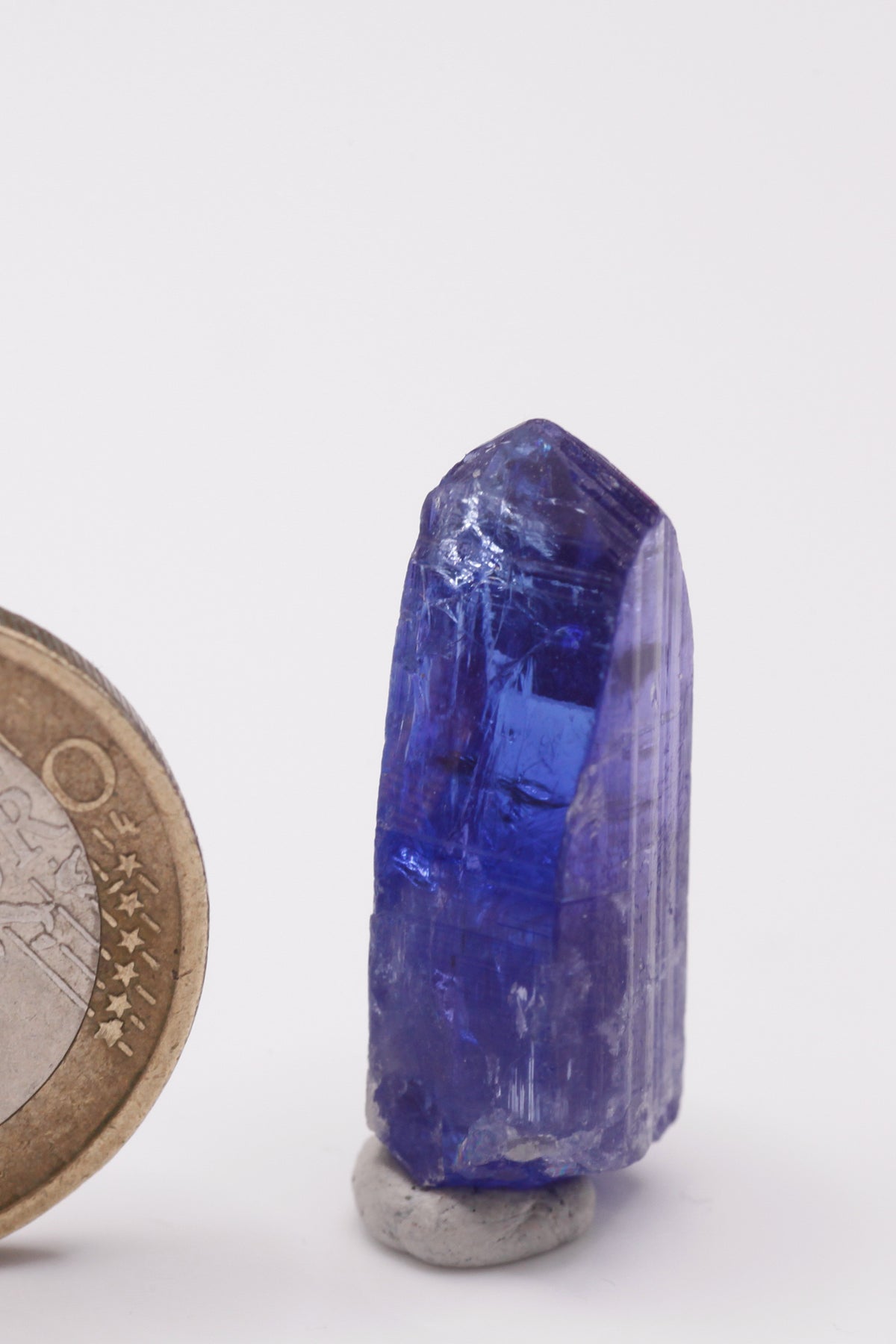 Tanzanite  - Mine Mineral Market :    A032 Ein wunderbar klarer Kristall von tiefem dunkelblau mit gutem Glanz.  