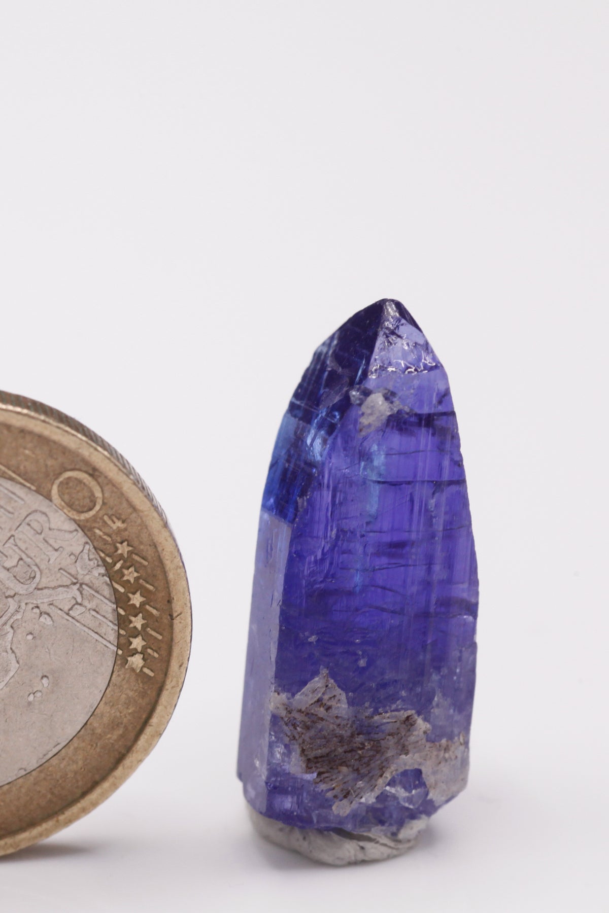 Tanzanite  - Mine Mineral Market :    A032 Ein wunderbar klarer Kristall von tiefem dunkelblau mit gutem Glanz.  