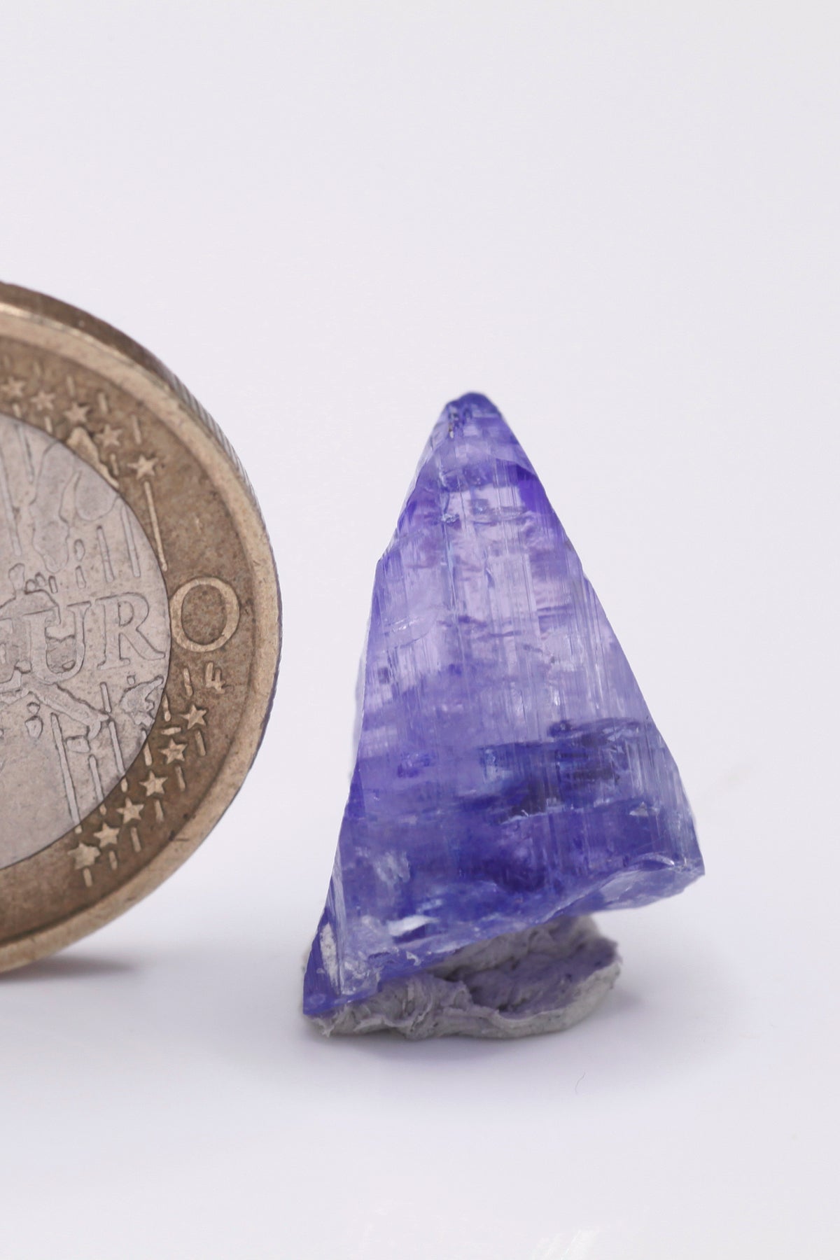 Tanzanite  - Mine Mineral Market :    A036 Ein Kristall von blauer Farbe, transparent und mit gutem Glanz.  