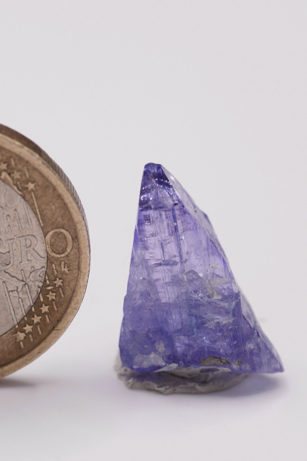 Tanzanite  - Mine Mineral Market :    A036 Ein Kristall von blauer Farbe, transparent und mit gutem Glanz.  