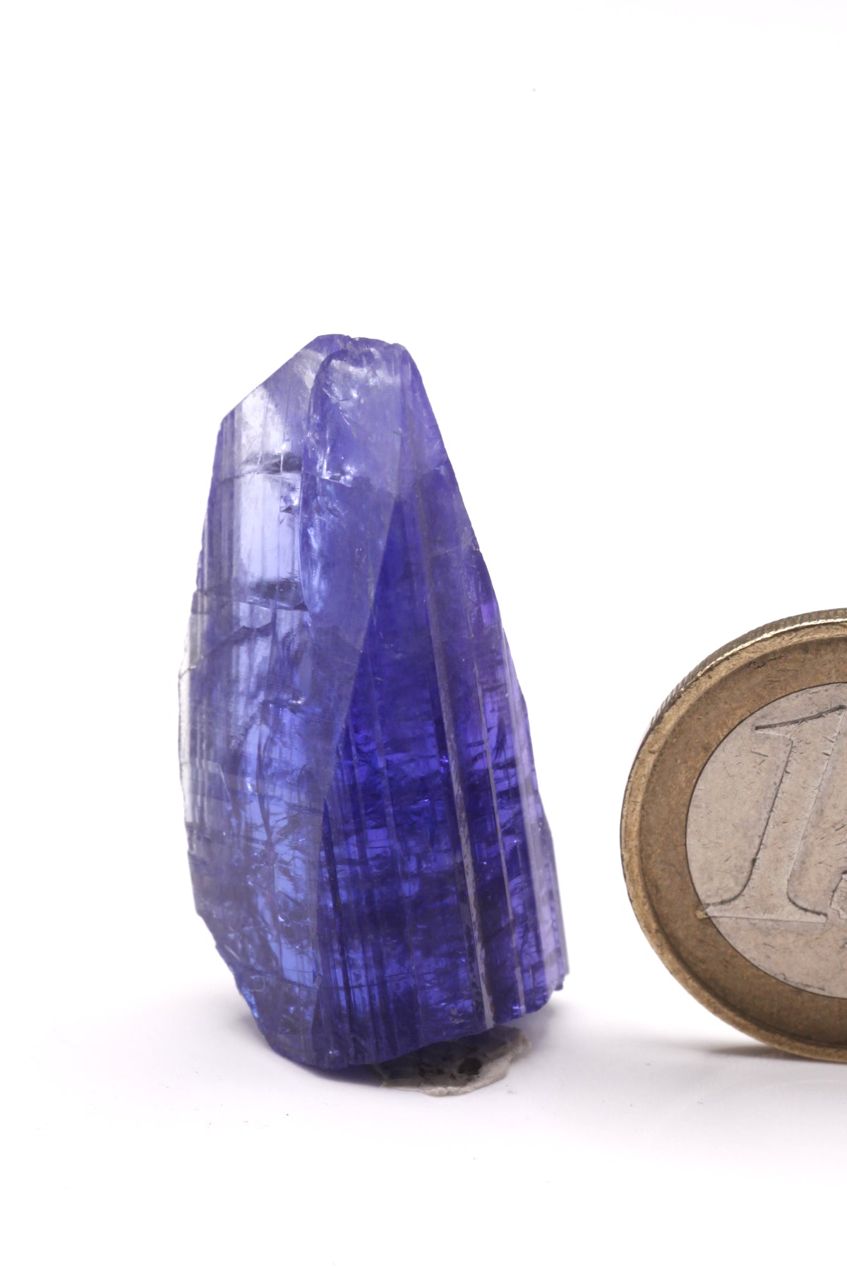 Tanzanite  - Mine Mineral Market :    A039 Ein unbeschädigter größerer Kristall, sogar im unteren Teil schön klar und von wunderbarer blauer Farbe und sehr guten Endflächen.  