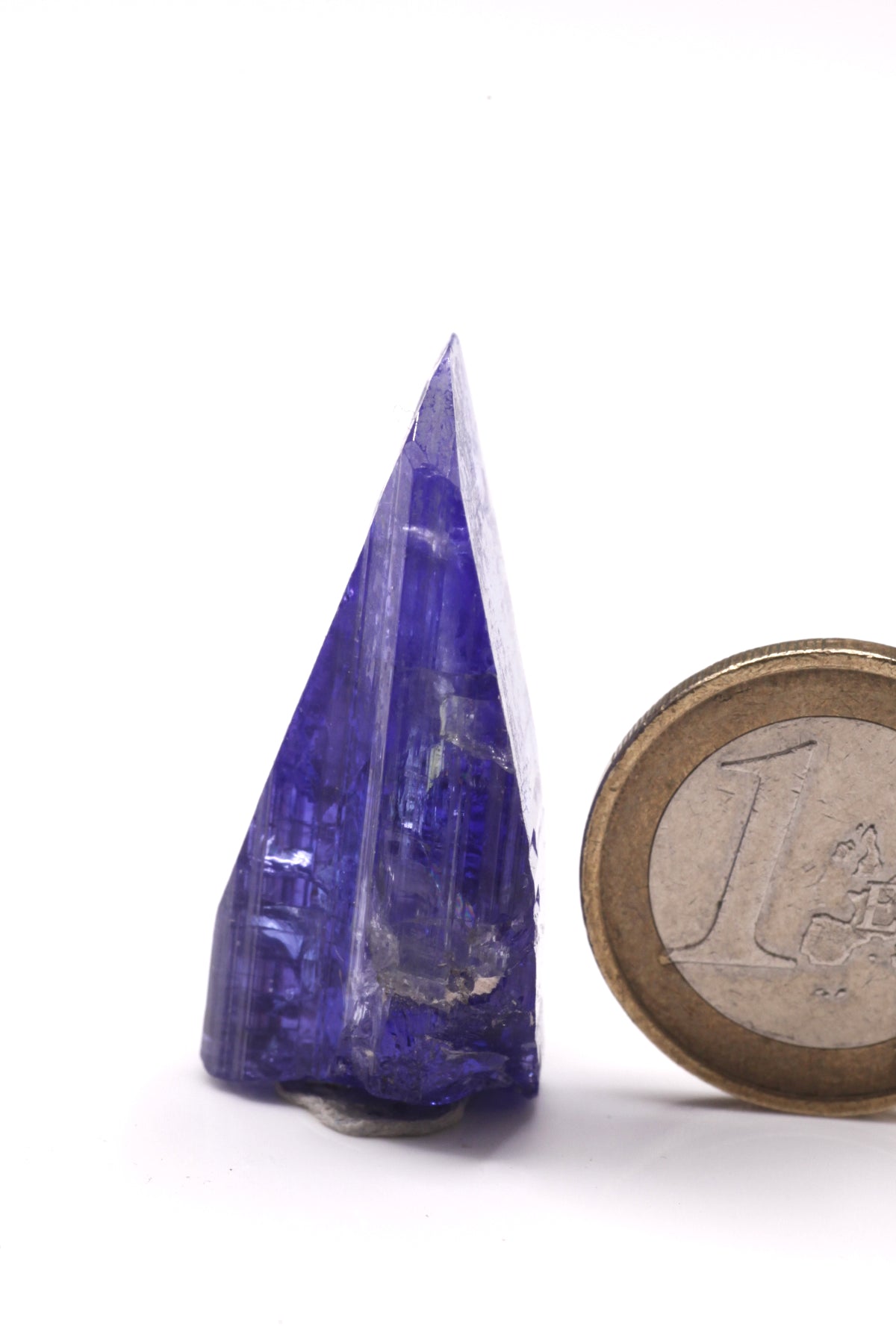 Tanzanite  - Mine Mineral Market :    A039 Ein unbeschädigter größerer Kristall, sogar im unteren Teil schön klar und von wunderbarer blauer Farbe und sehr guten Endflächen.  