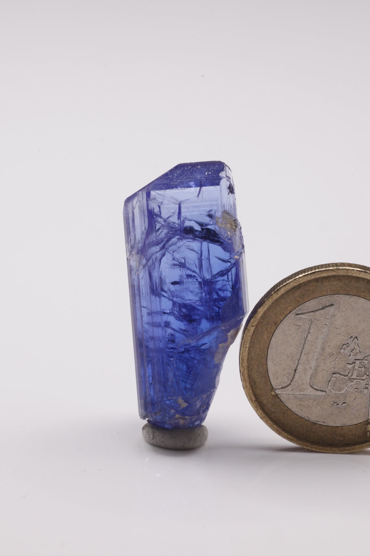 Tanzanite  - Mine Mineral Market :    A040 Ein unbeschädigter größerer Kristall, sogar im unteren Teil sehr schön klar und von wunderbarer tiefblauer Farbe und sehr guten Endflächen.  