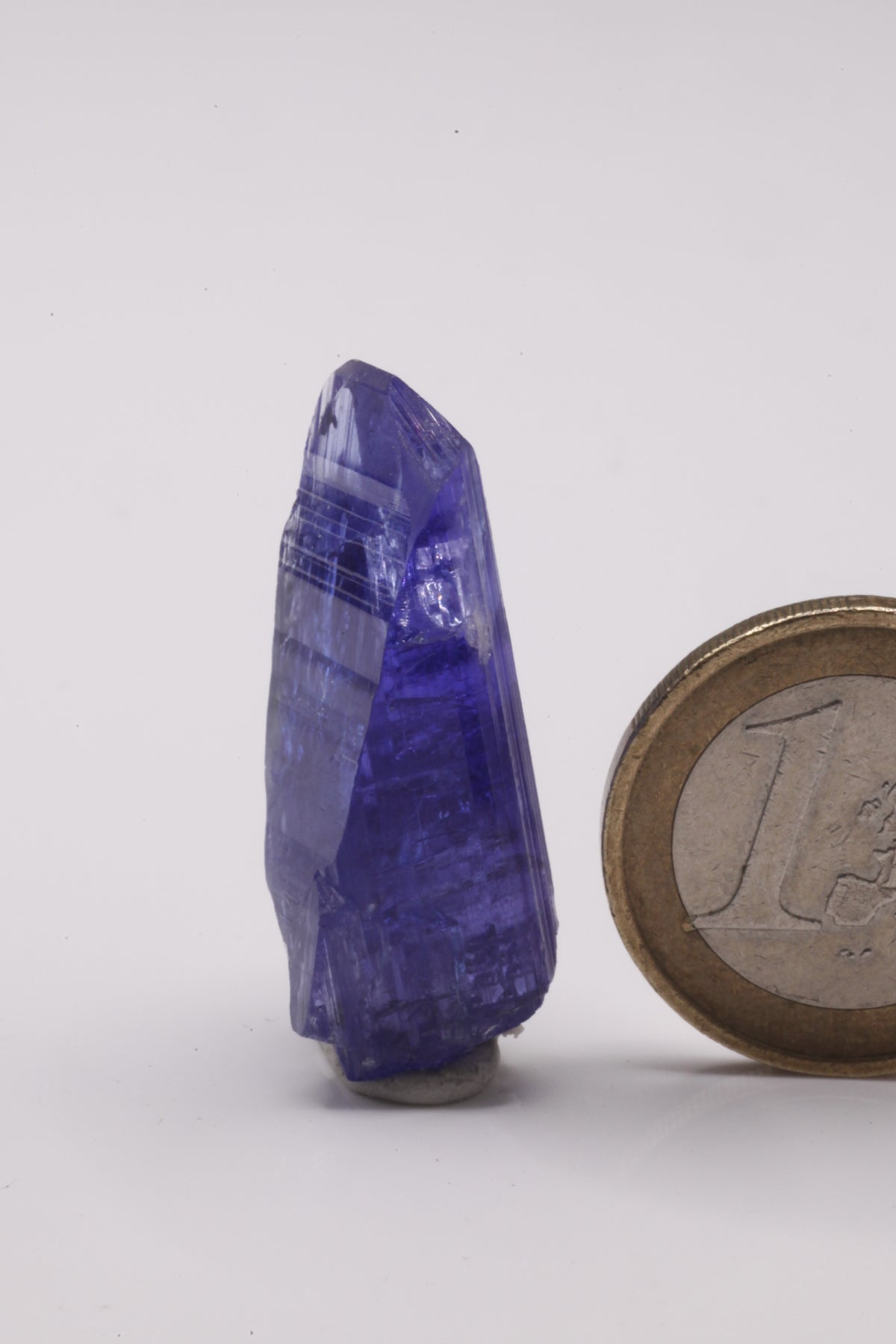 Tanzanite  - Mine Mineral Market :    A040 Ein unbeschädigter größerer Kristall, sogar im unteren Teil sehr schön klar und von wunderbarer tiefblauer Farbe und sehr guten Endflächen.  